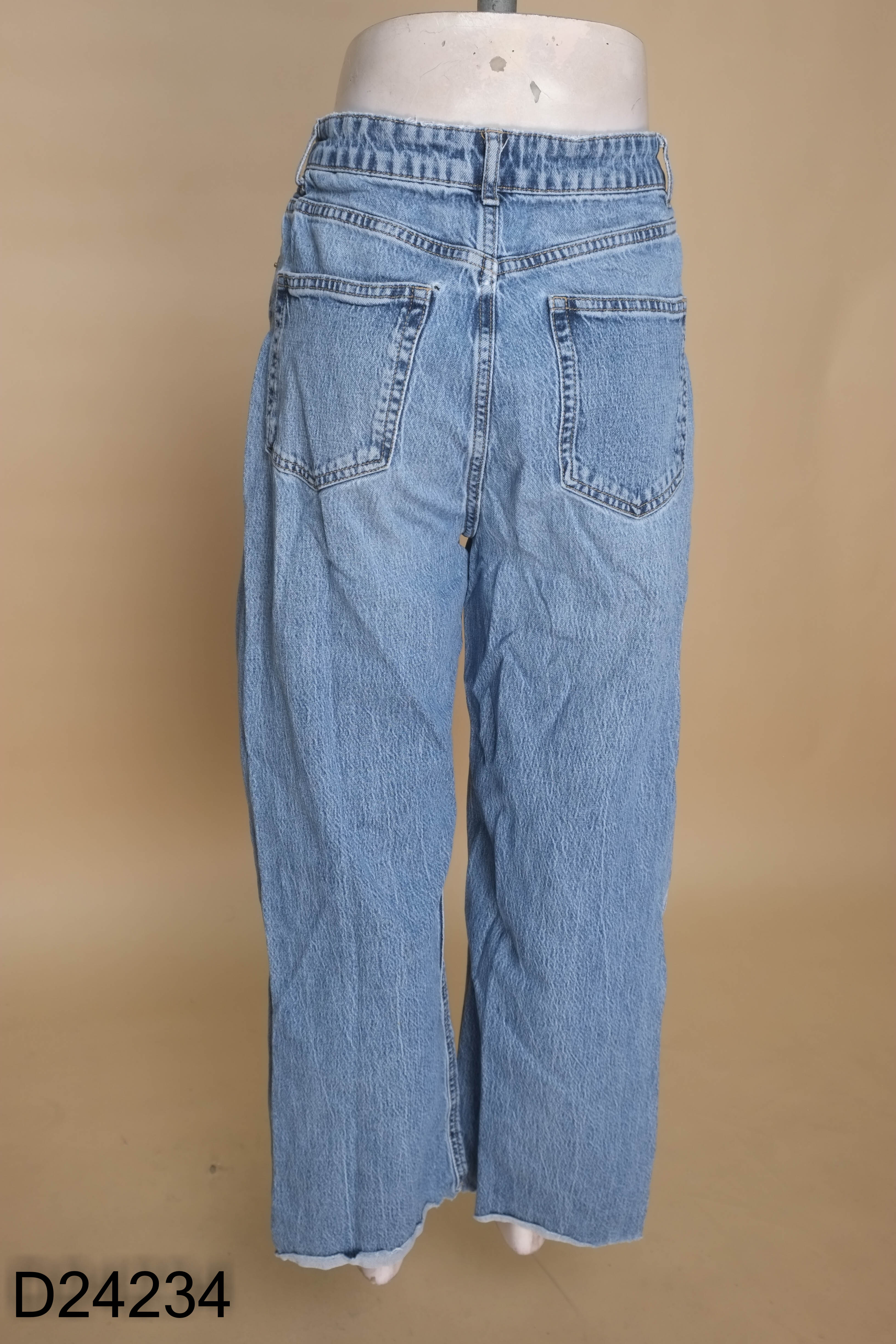 Quần jeans xanh ống suông