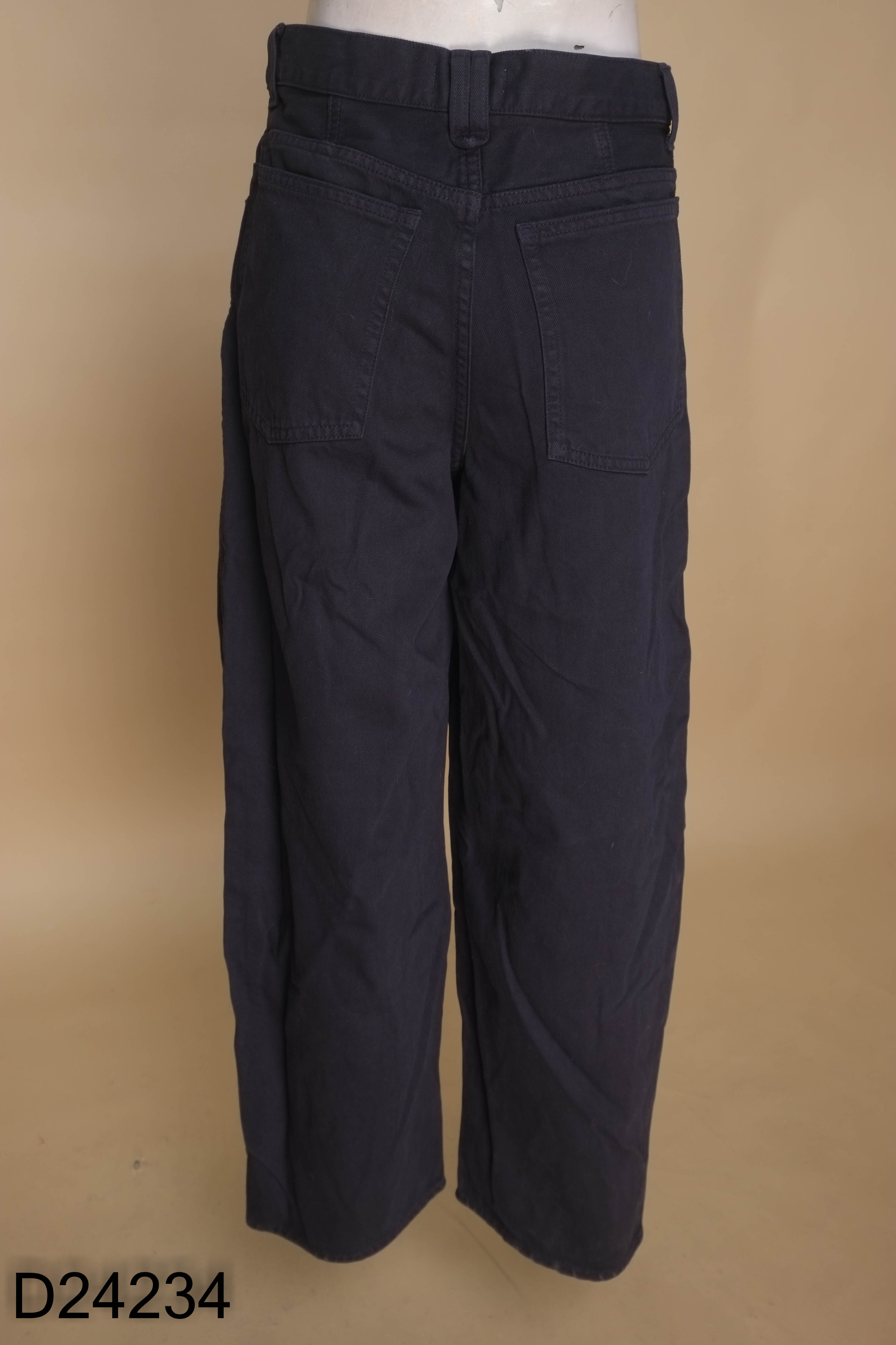 Quần jeans xanh than UNIQLO suông