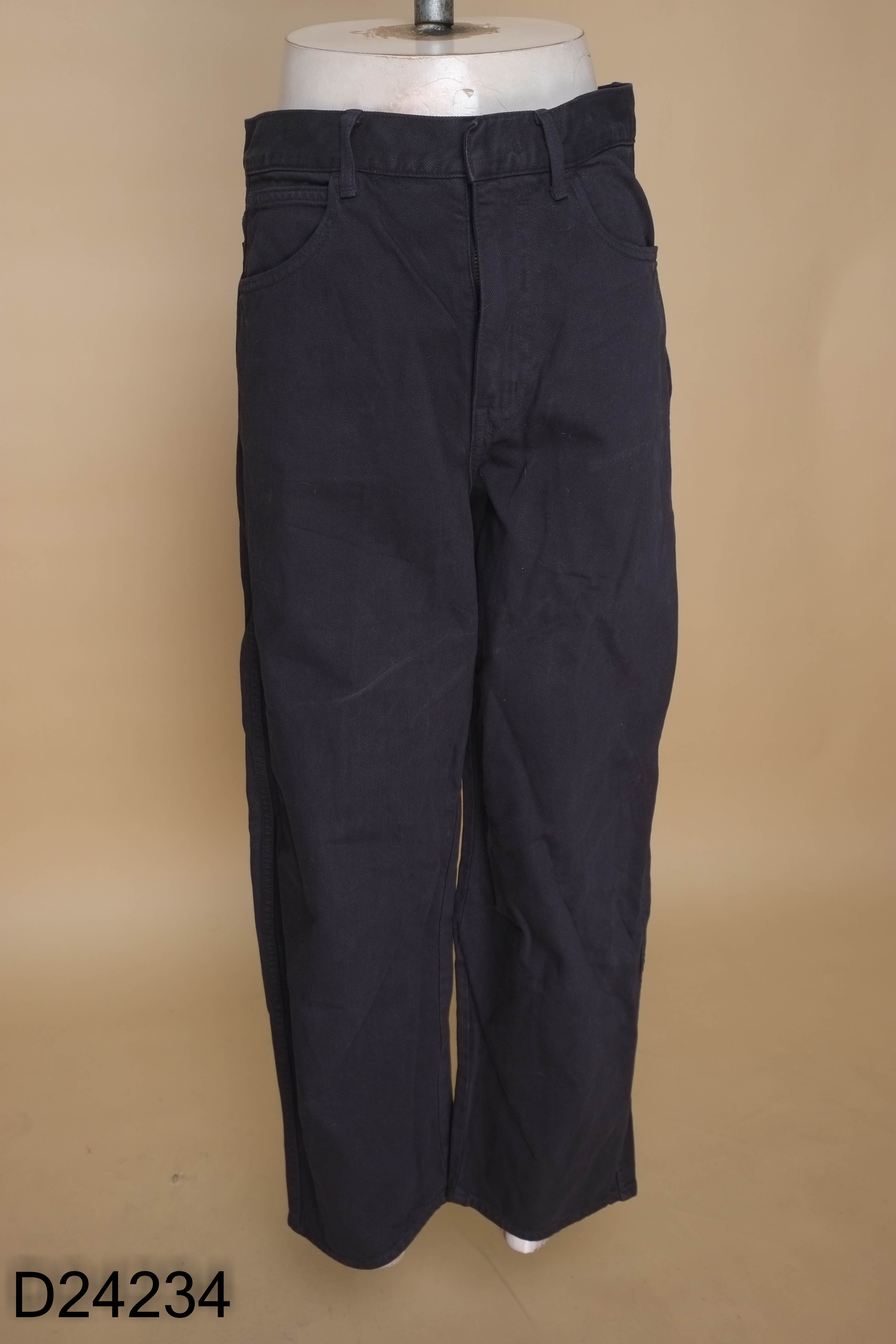 Quần jeans xanh than UNIQLO suông