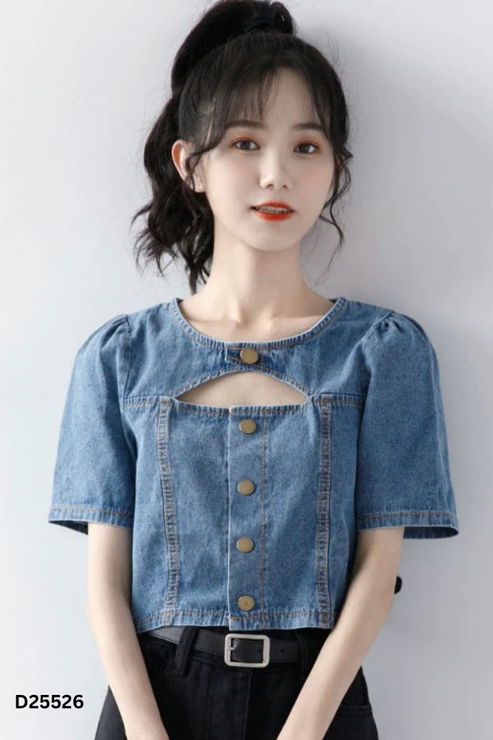 Áo jeans xanh khoét ngực