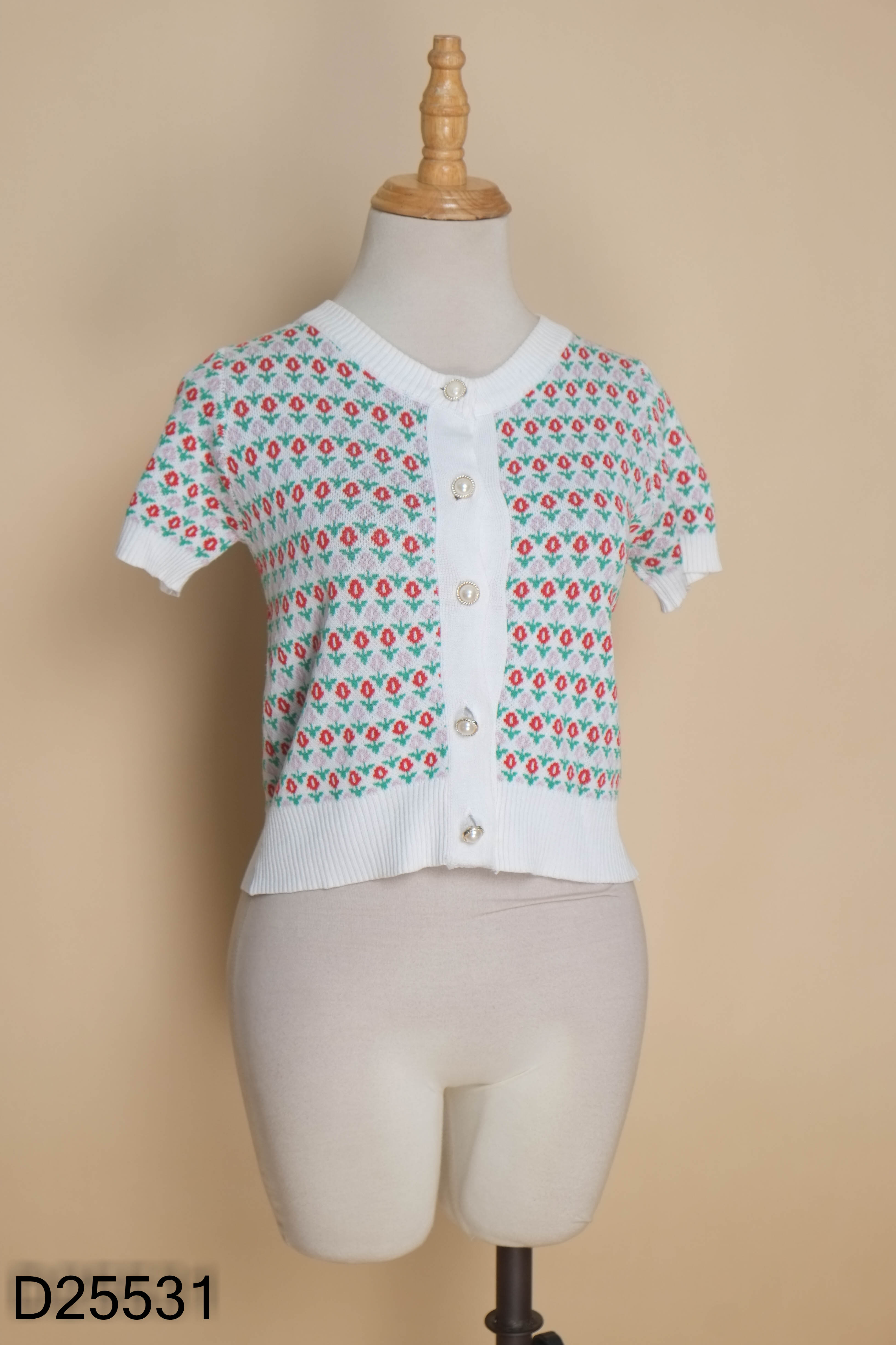 Áo len trắng cộc tay nền hoa