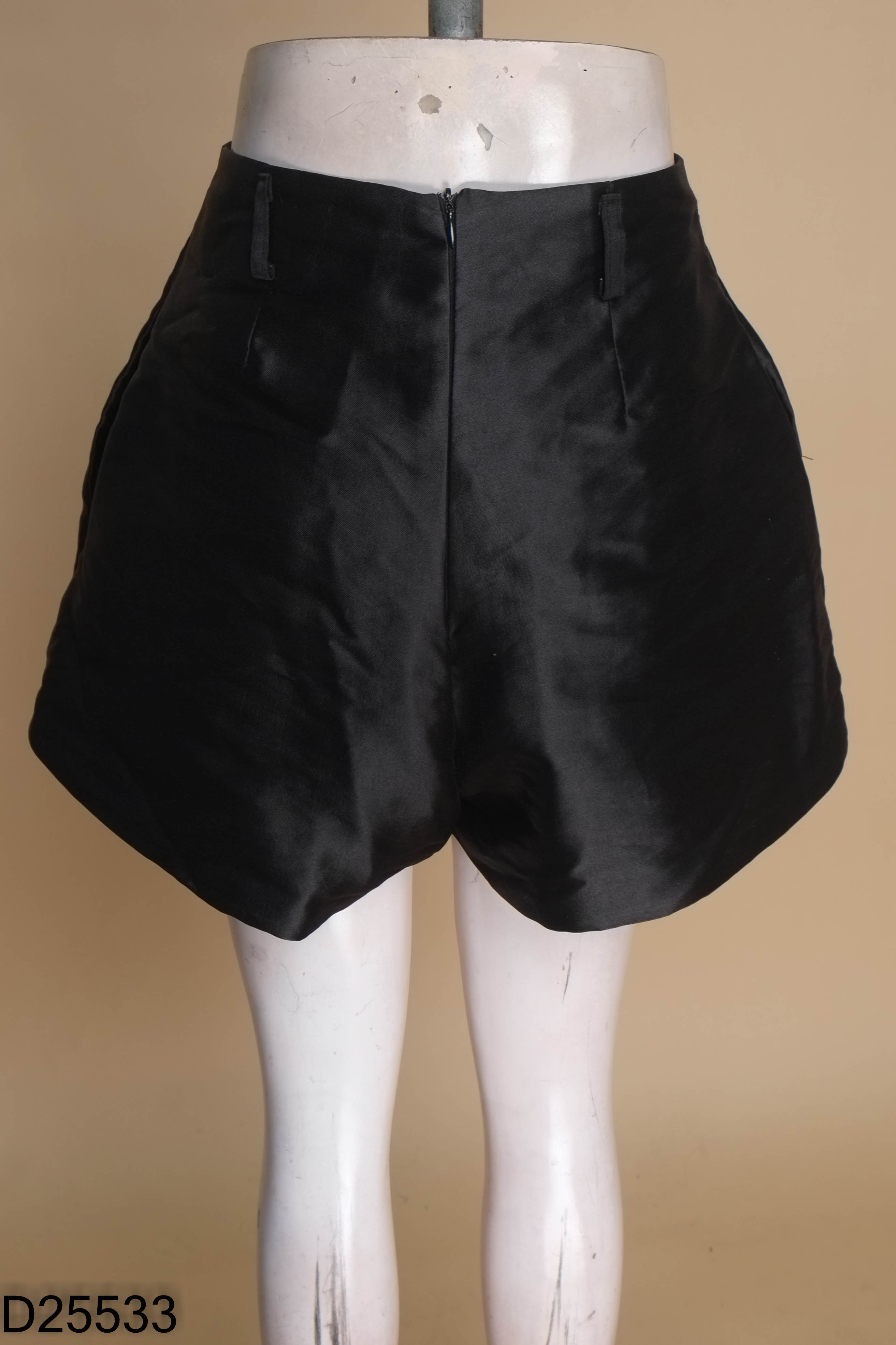 Quần short đen satin trơn