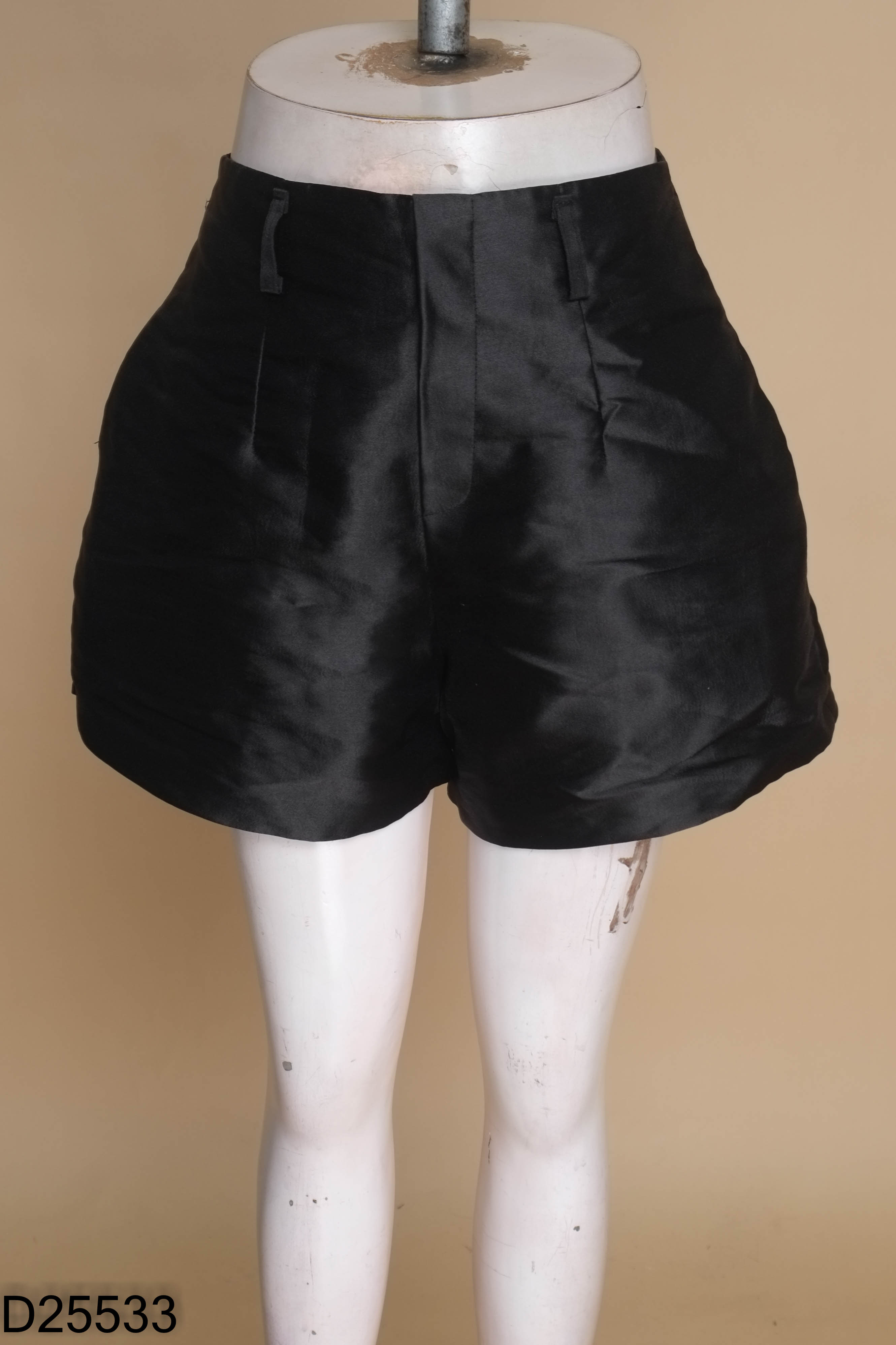 Quần short đen satin trơn