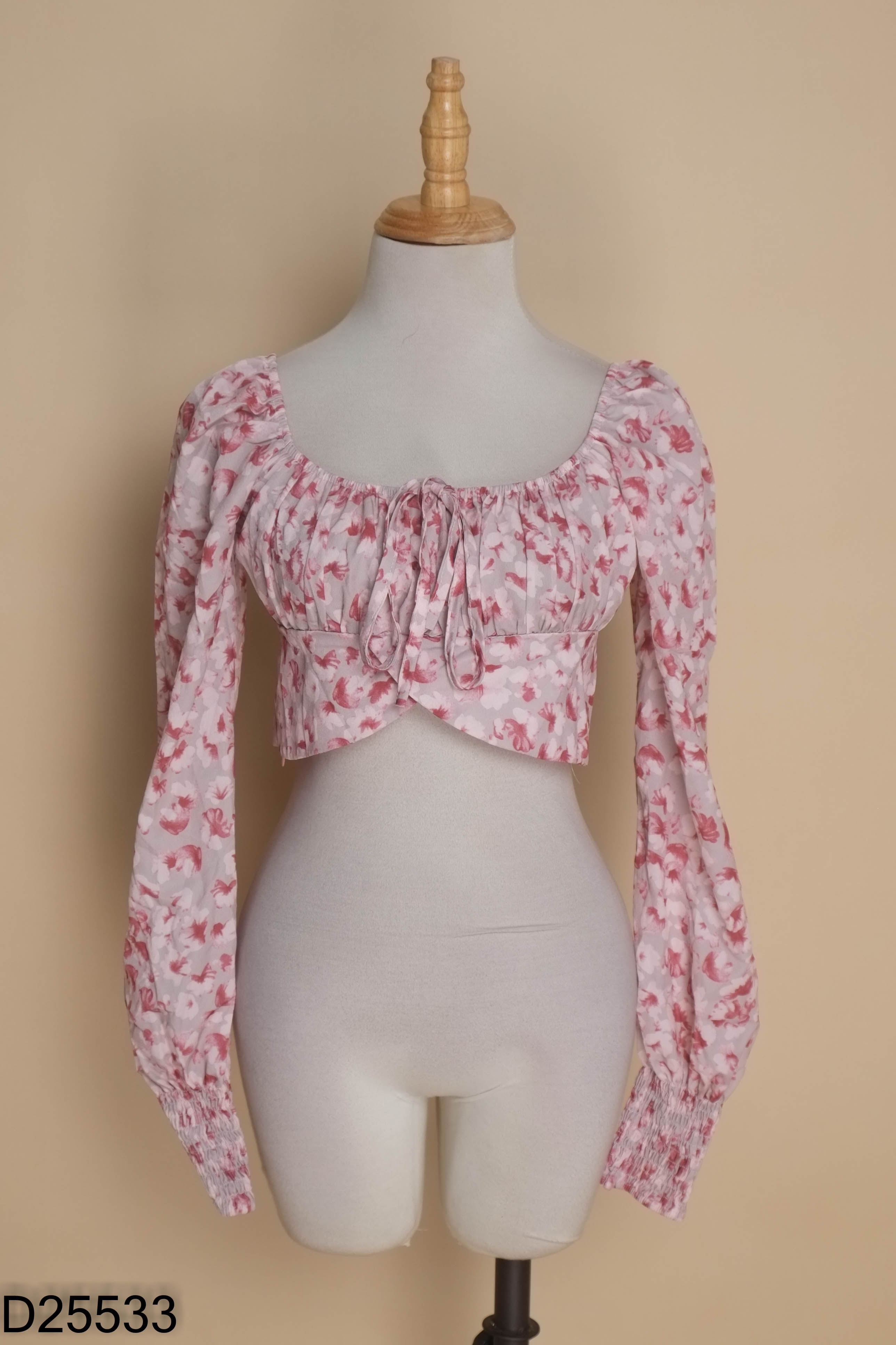 Áo hồng croptop hoa dài tay