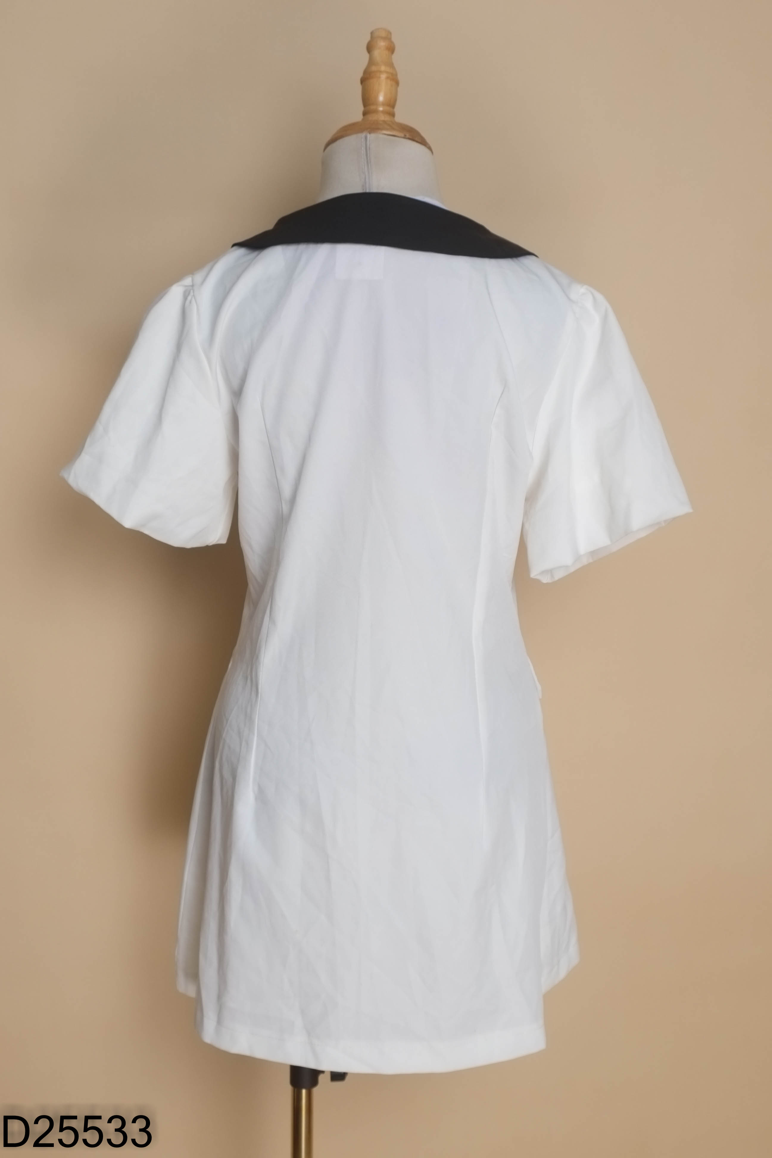Váy trắng kéo khóa cổ đen