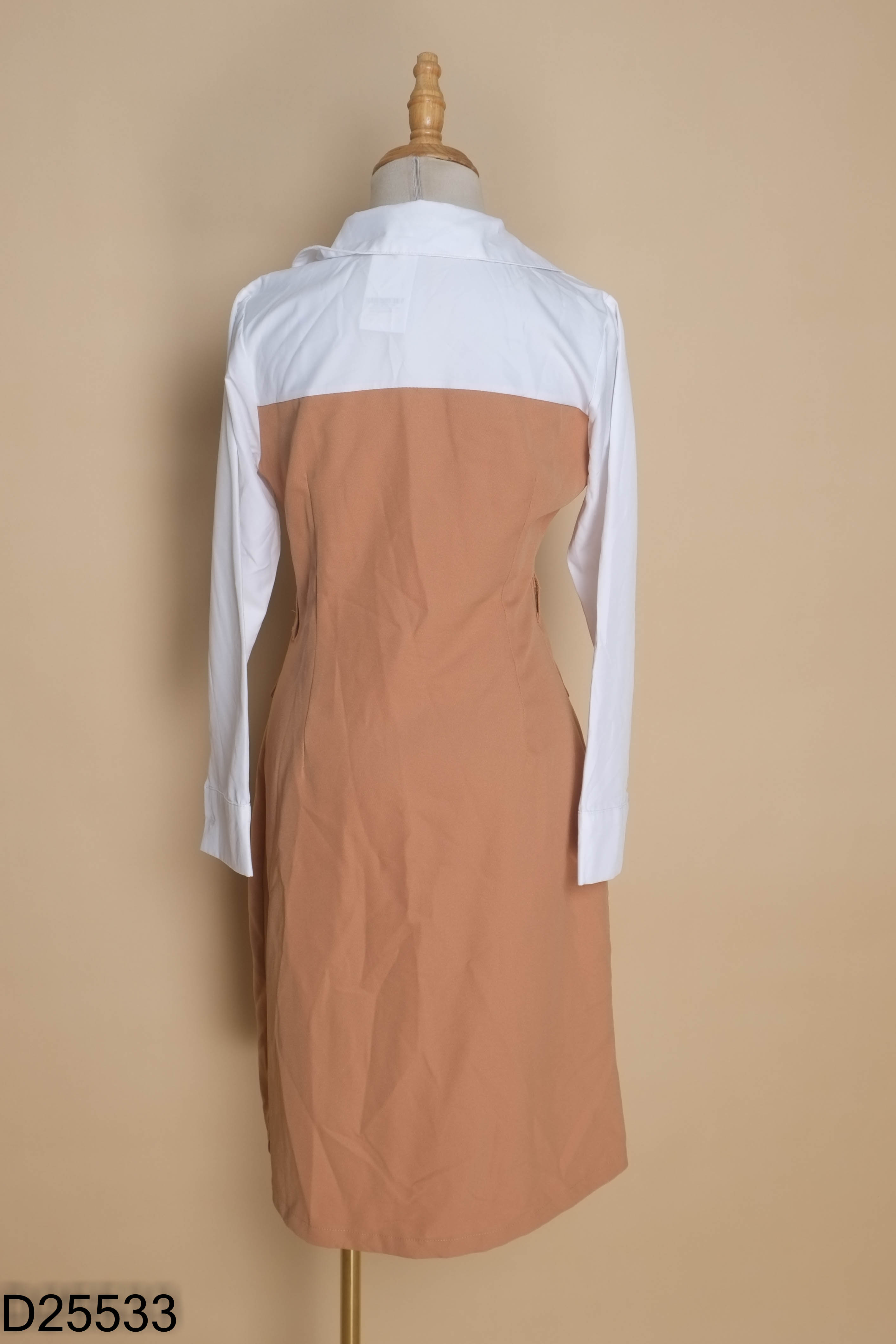 Váy nâu tay trắng phối khuy