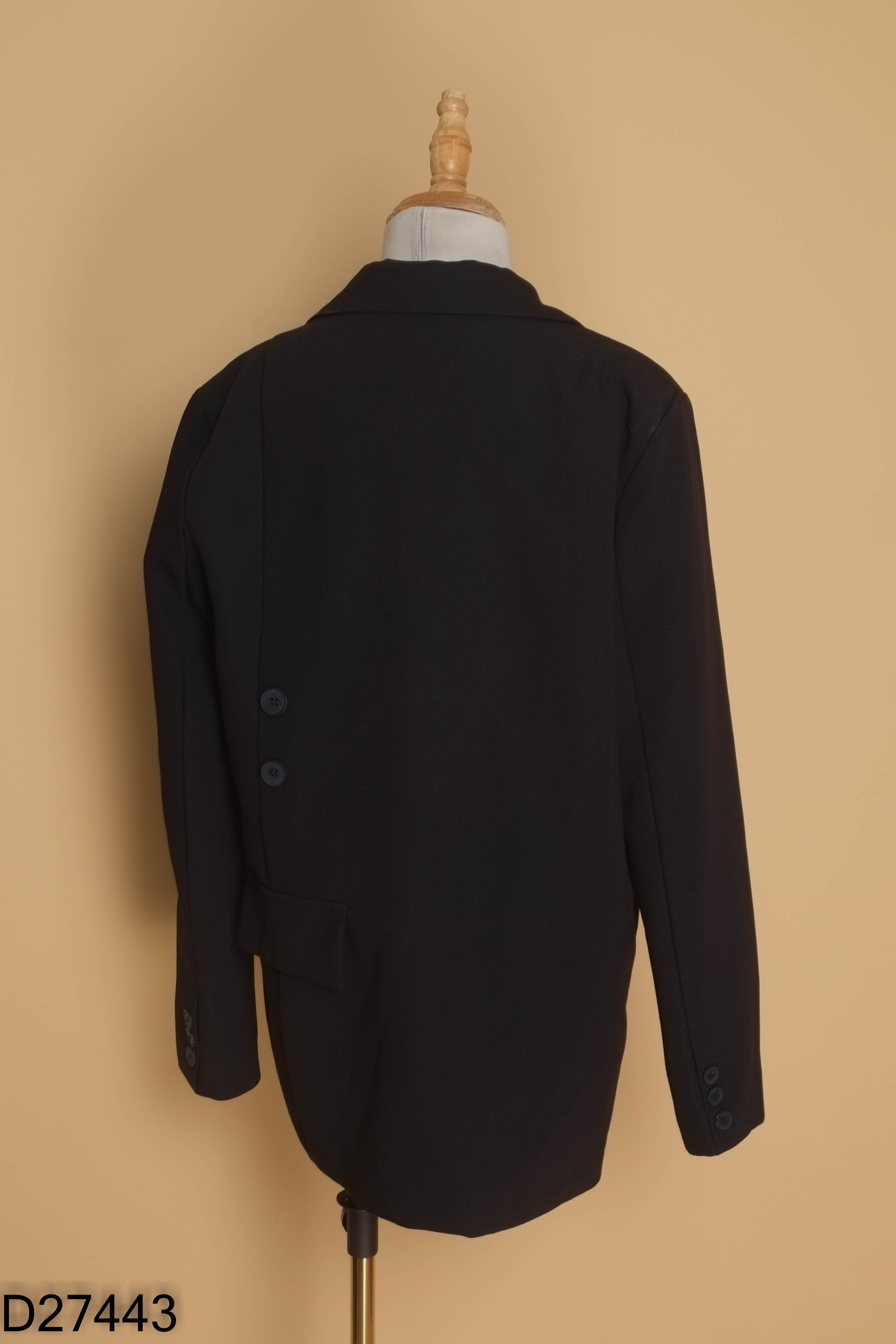 Áo blazer đen lót kẻ