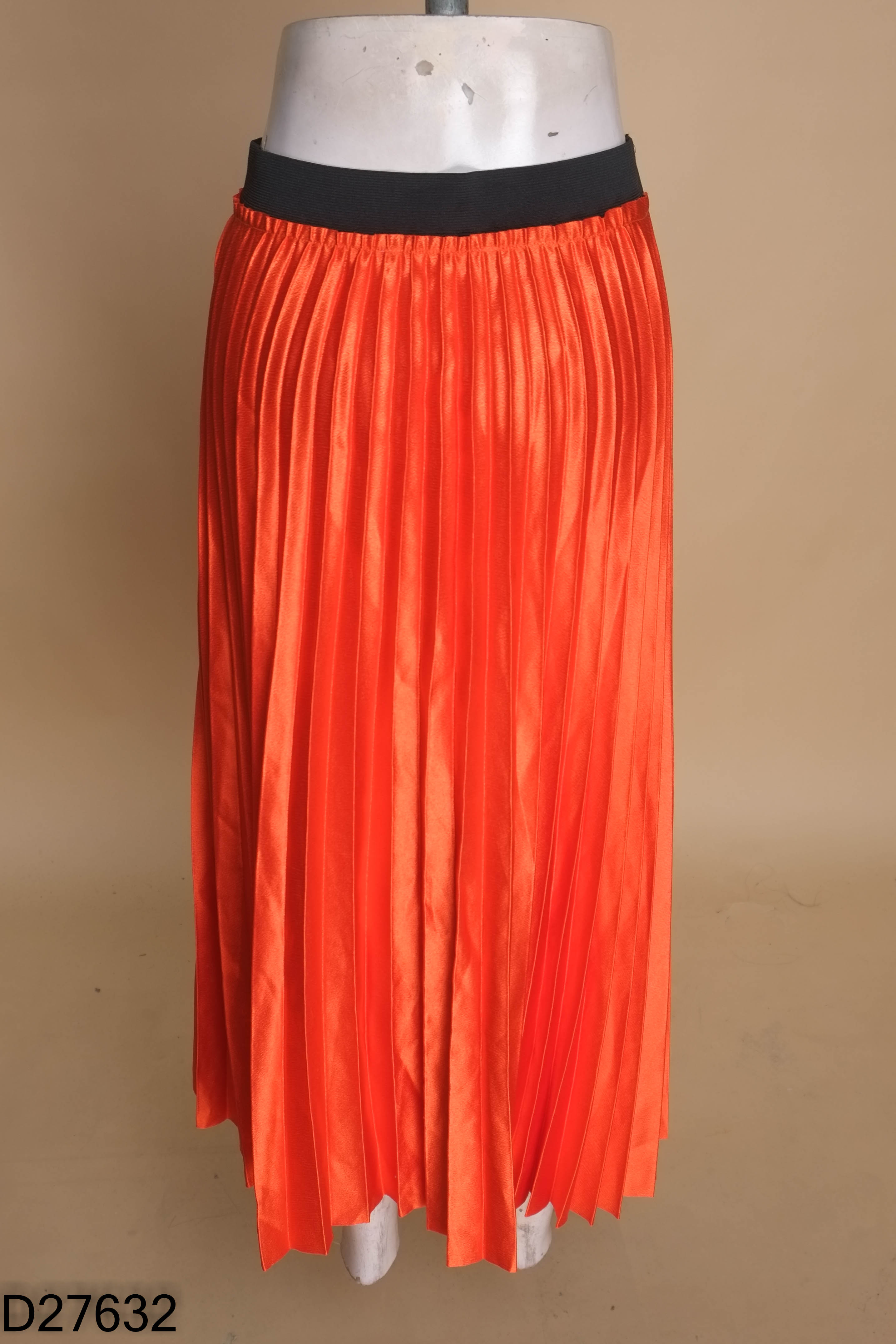 Chân váy MNG cam ánh gấp ly