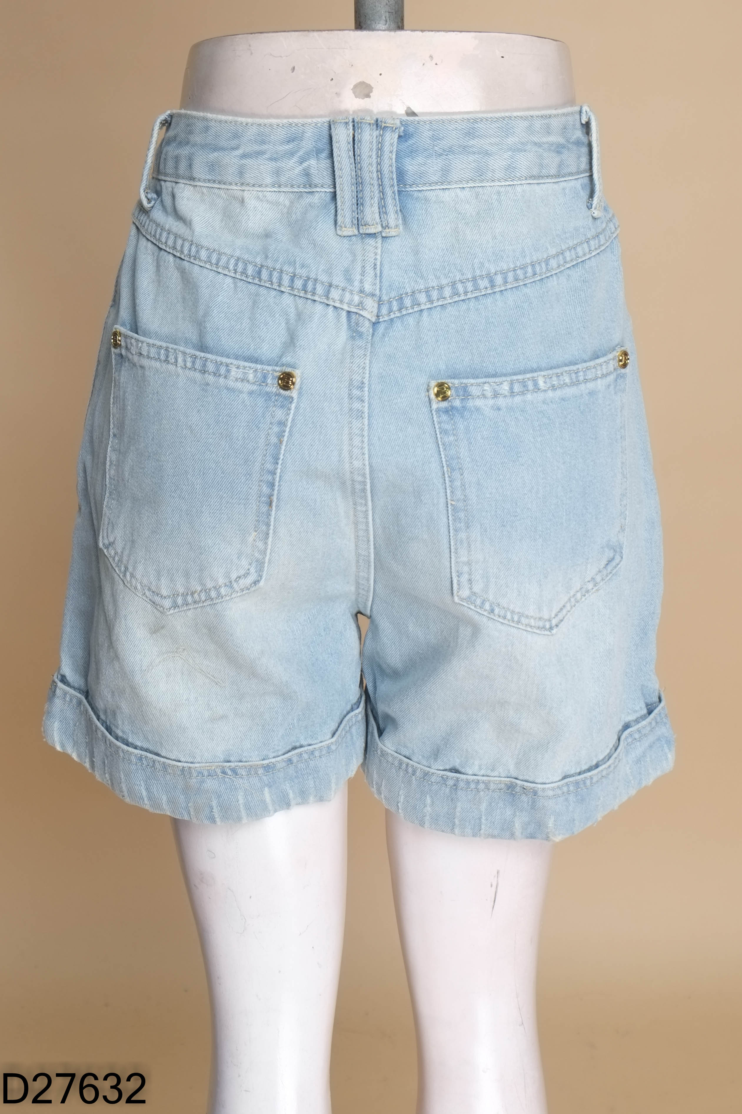 Quần short jean xanh cúc vàng