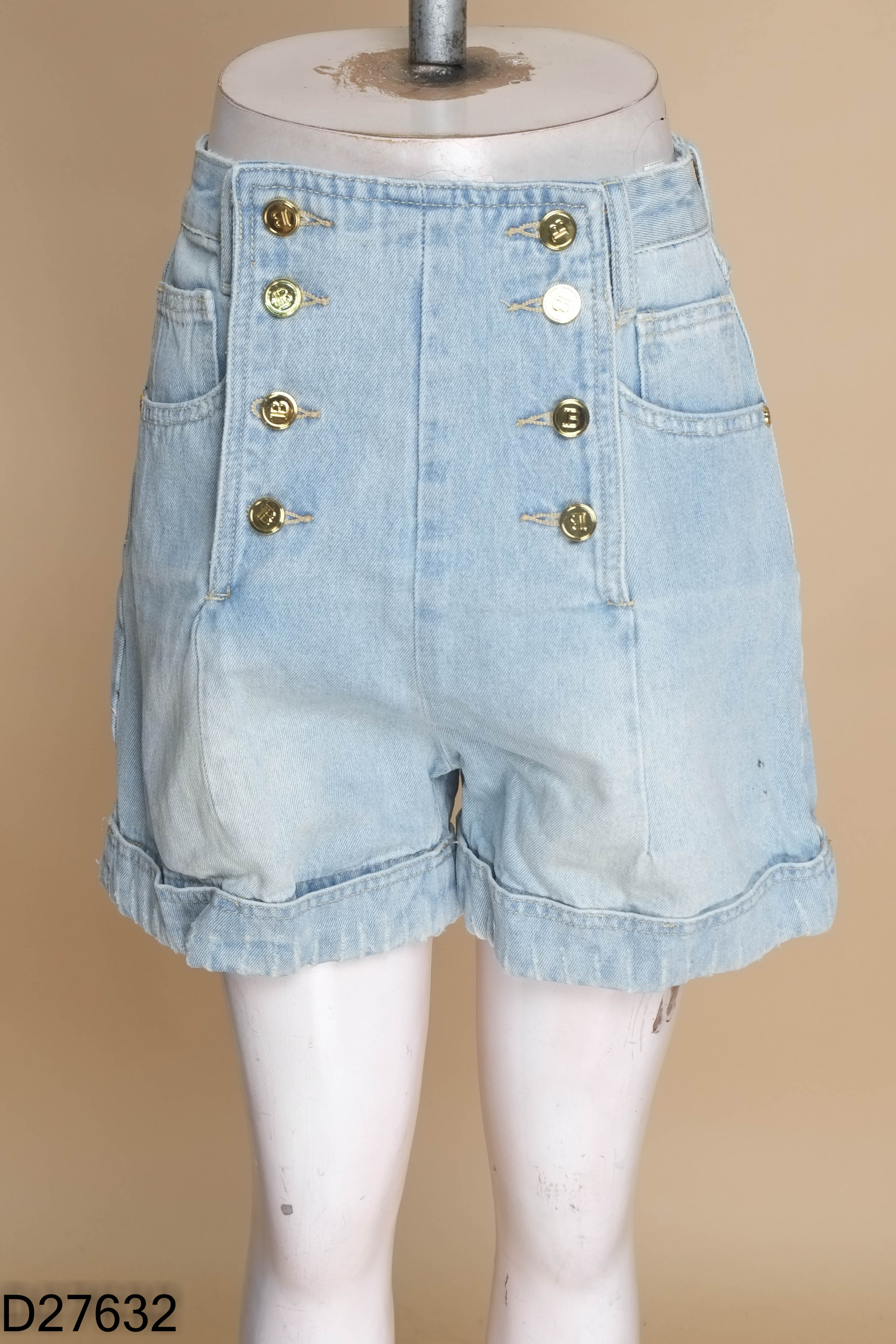Quần short jean xanh cúc vàng