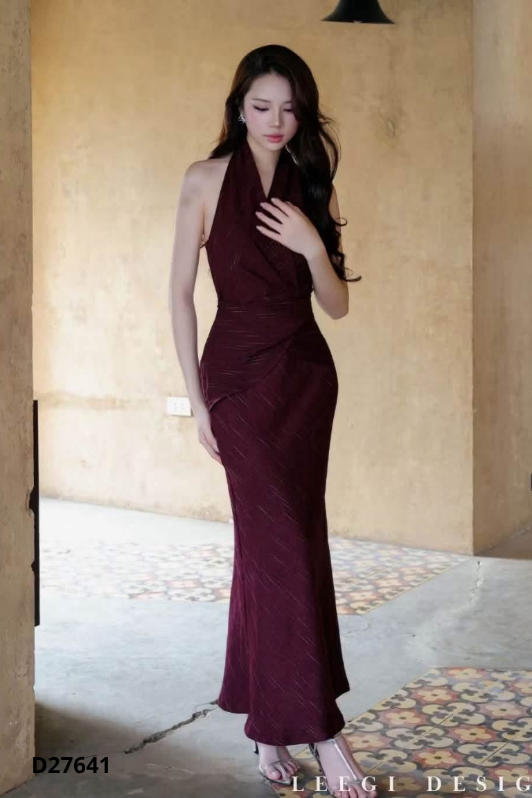 Váy đỏ cổ yếm hở lưng