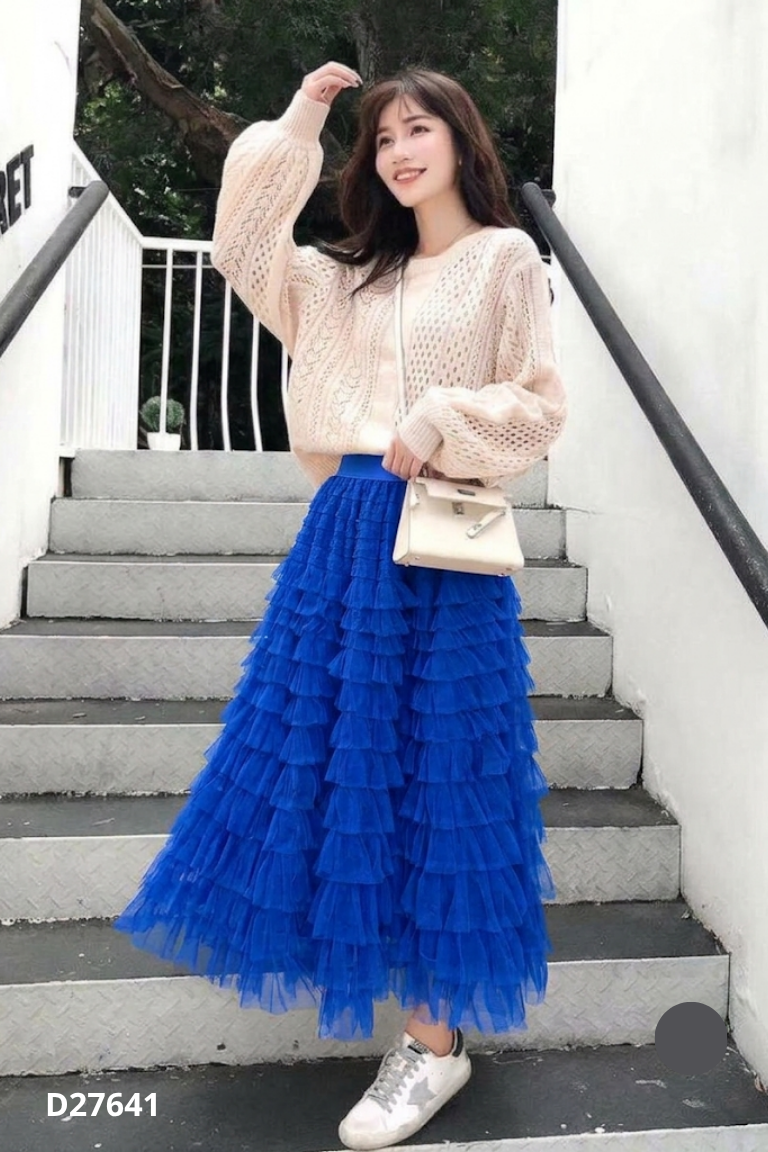 Chân váy xanh lưới nhiều tầng