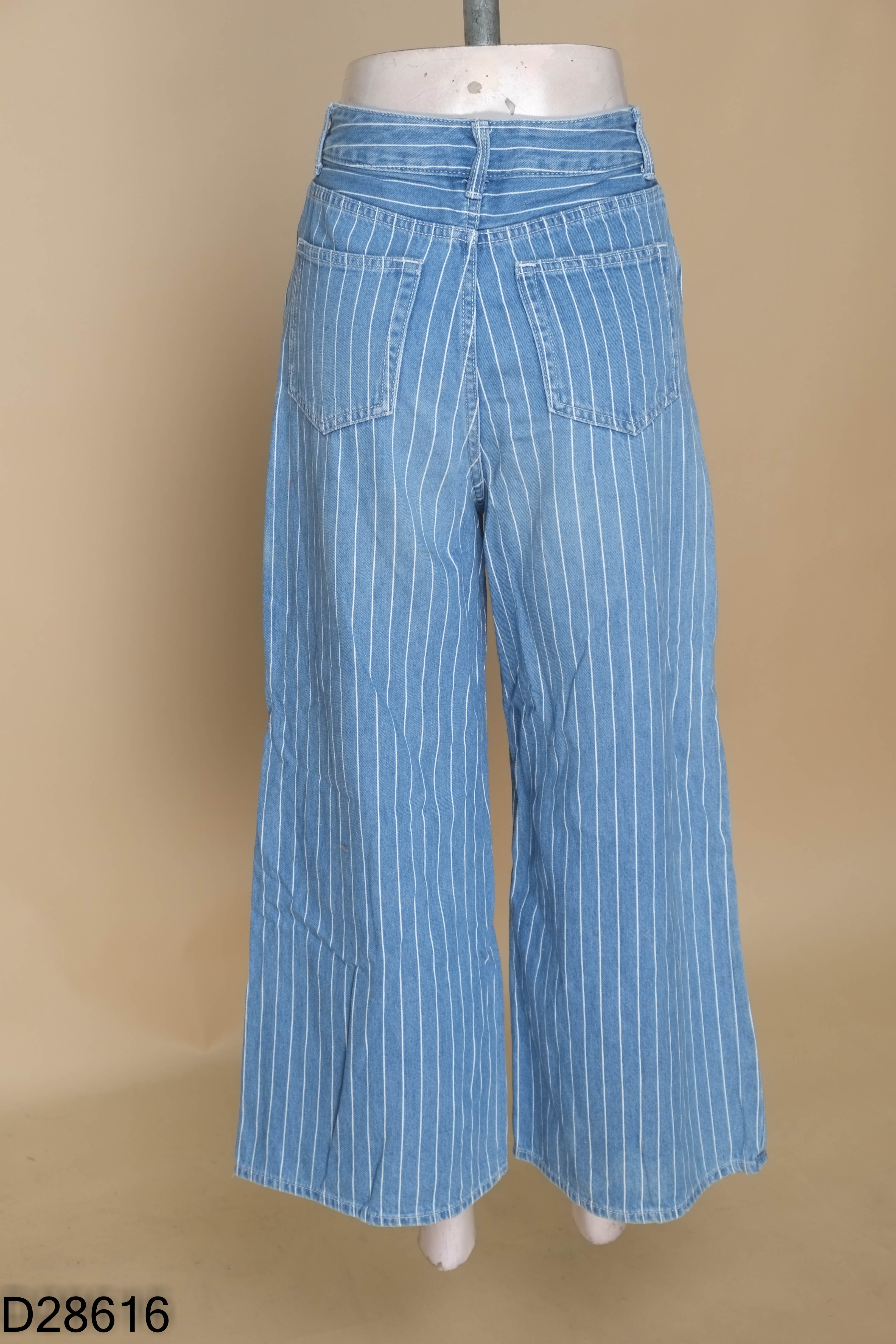 Quần jeans xanh sọc trắng GU ống rộng