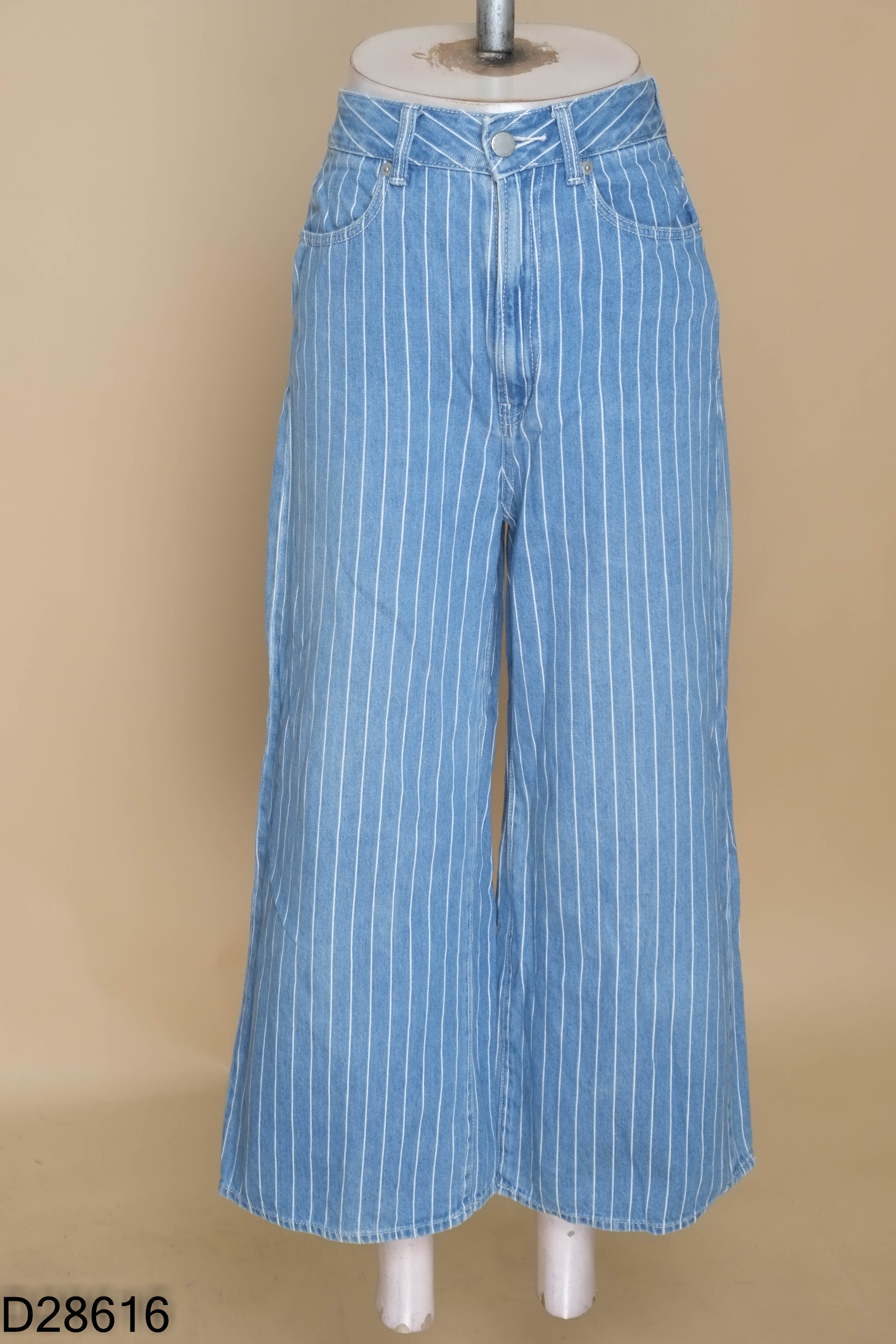Quần jeans xanh sọc trắng GU ống rộng