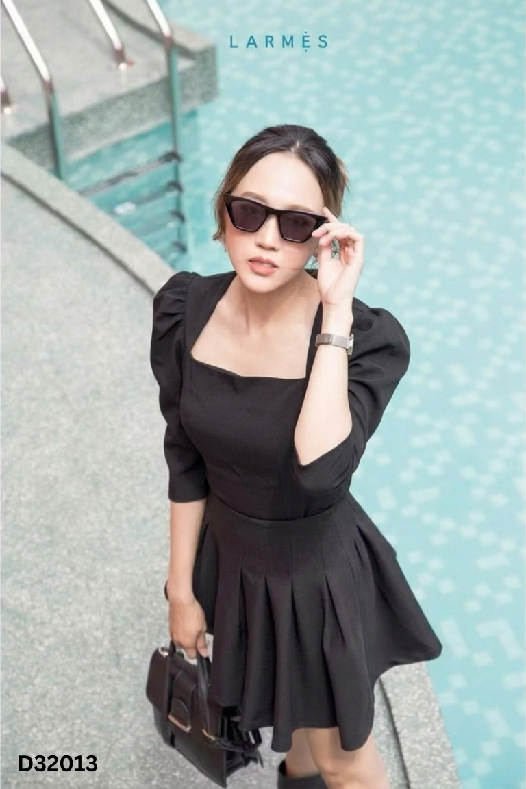 Áo đen H.LYNN cổ vuông