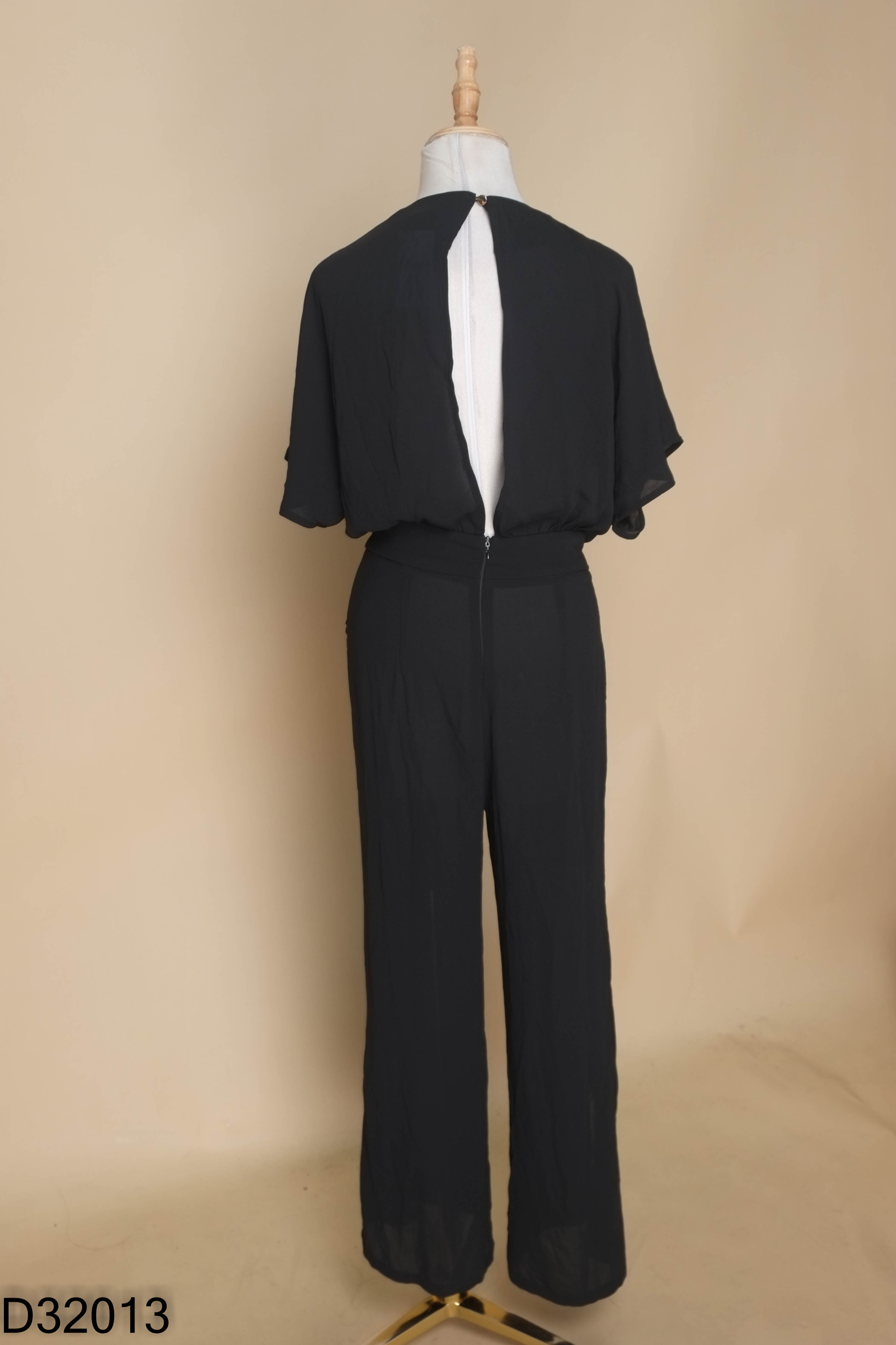 Jumpsuits voan đen xẻ gấu