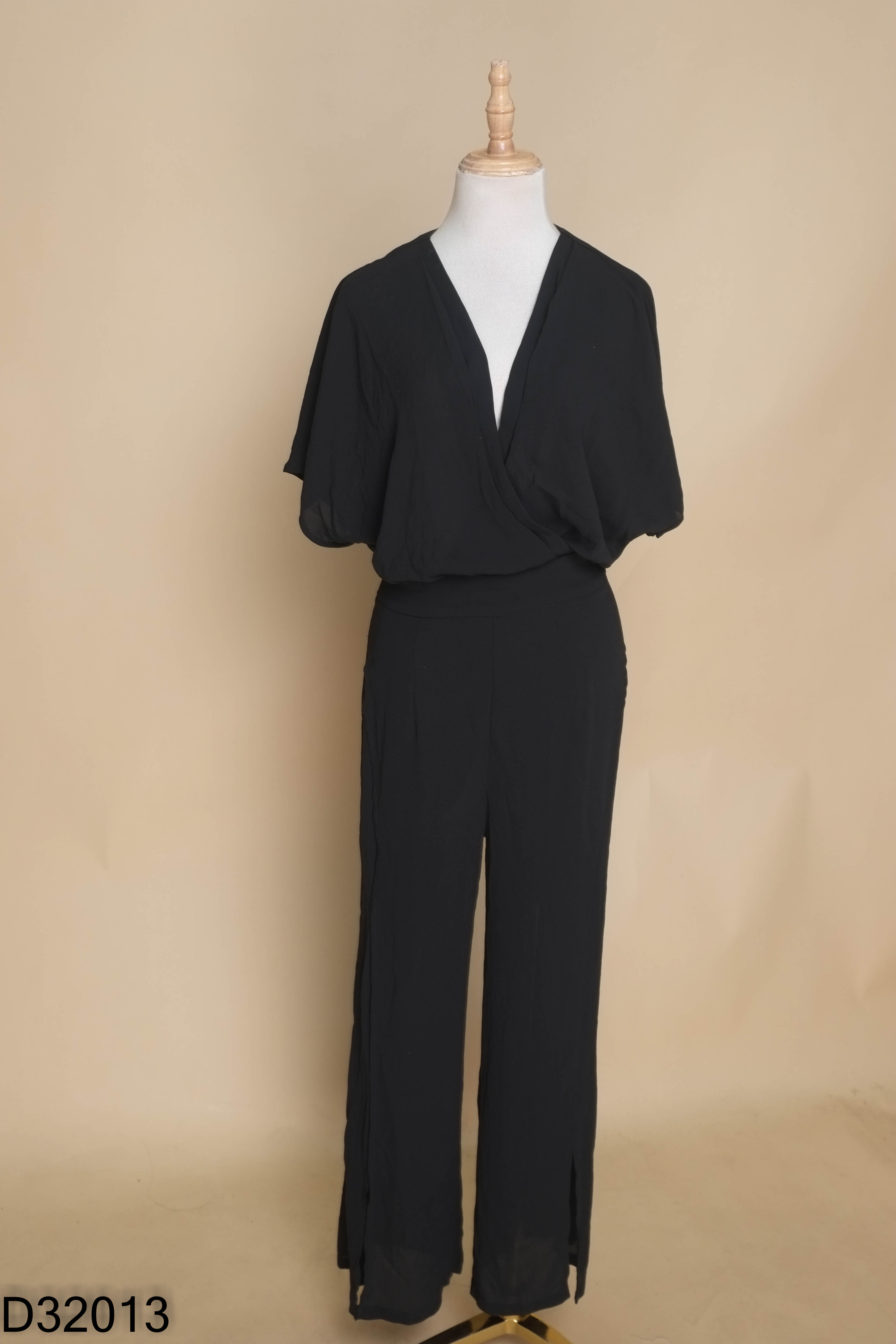 Jumpsuits voan đen xẻ gấu