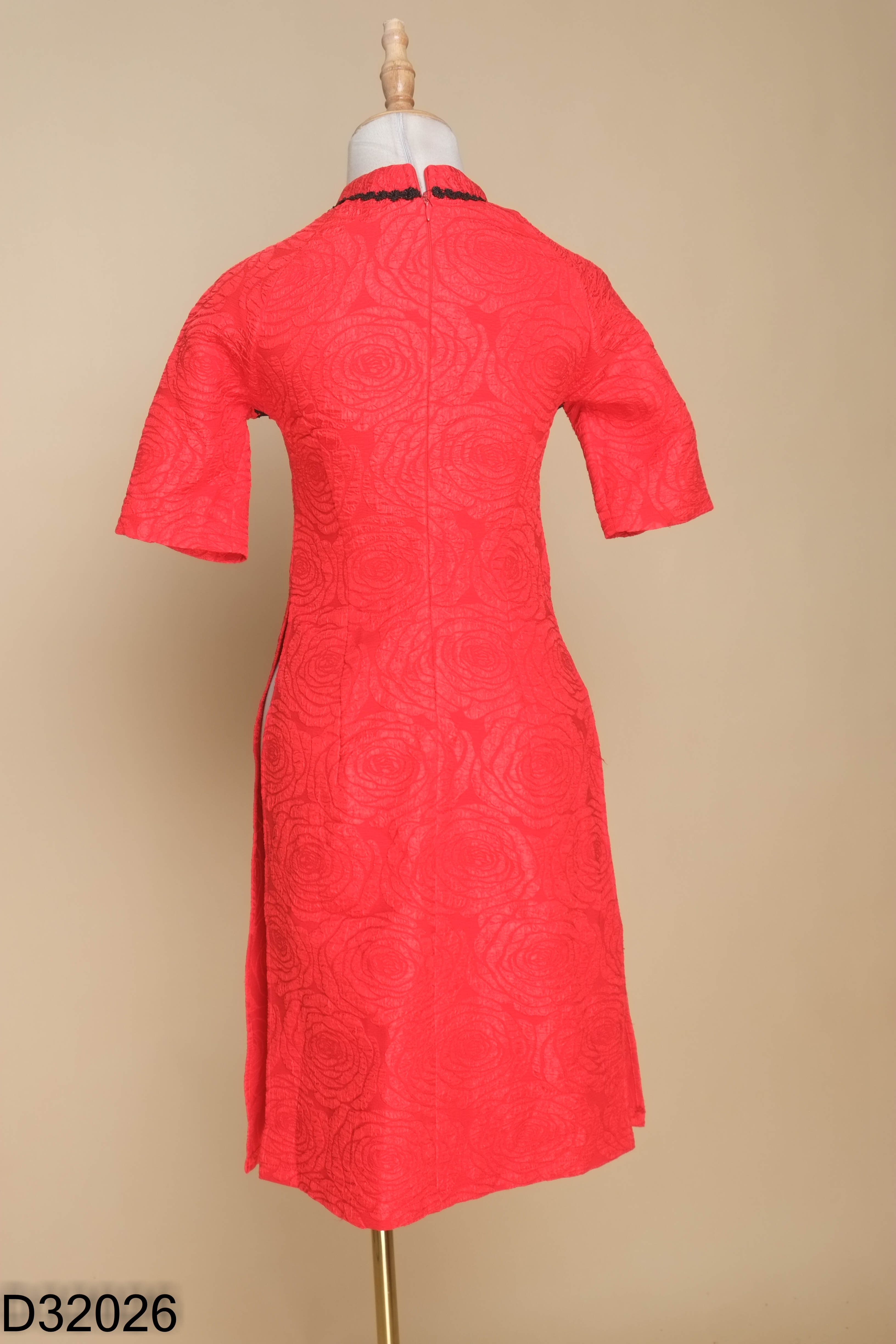 Áo dài đỏ viền đen