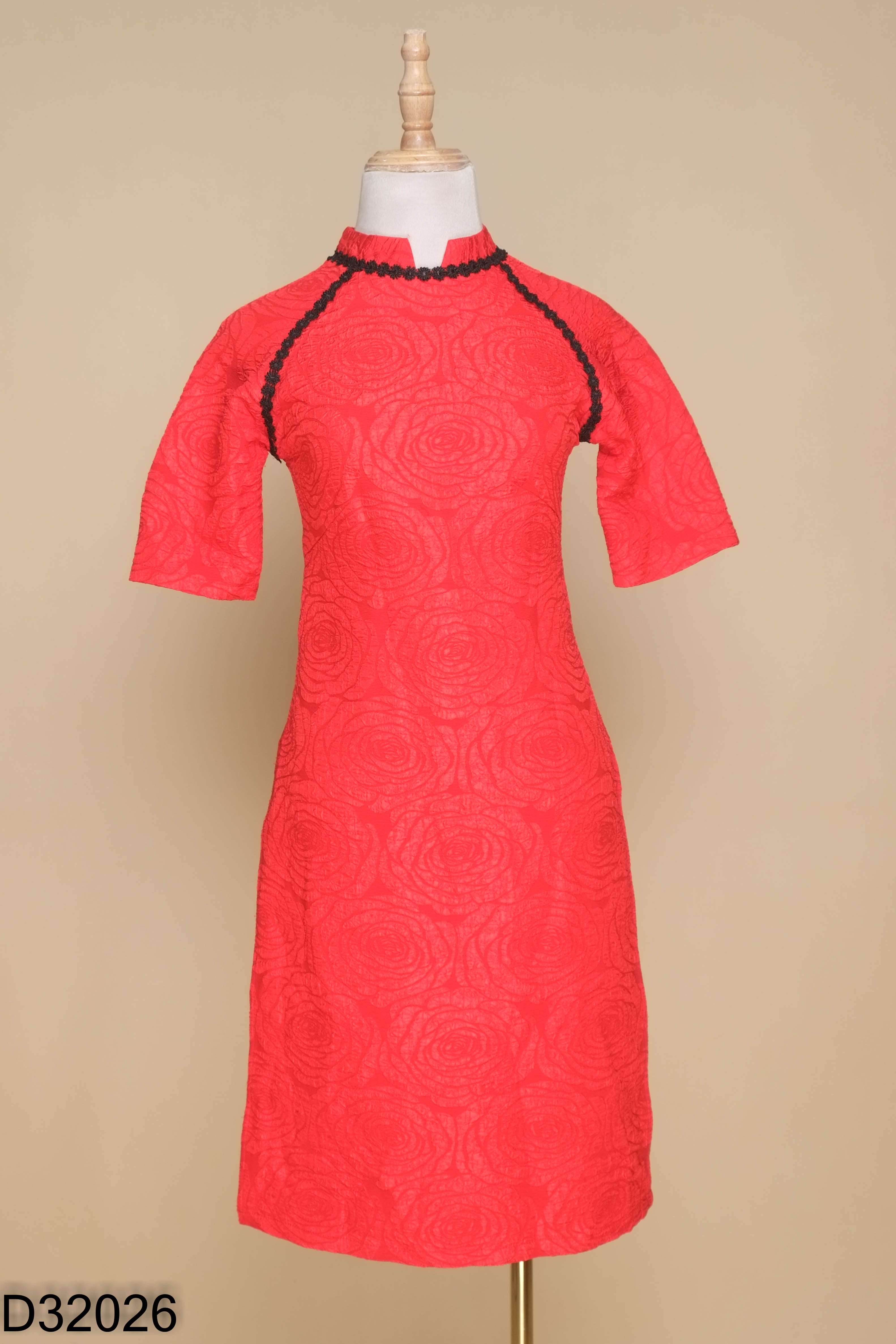 Áo dài đỏ viền đen