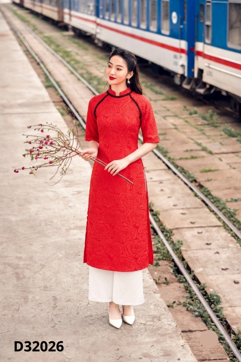 Áo dài đỏ viền đen