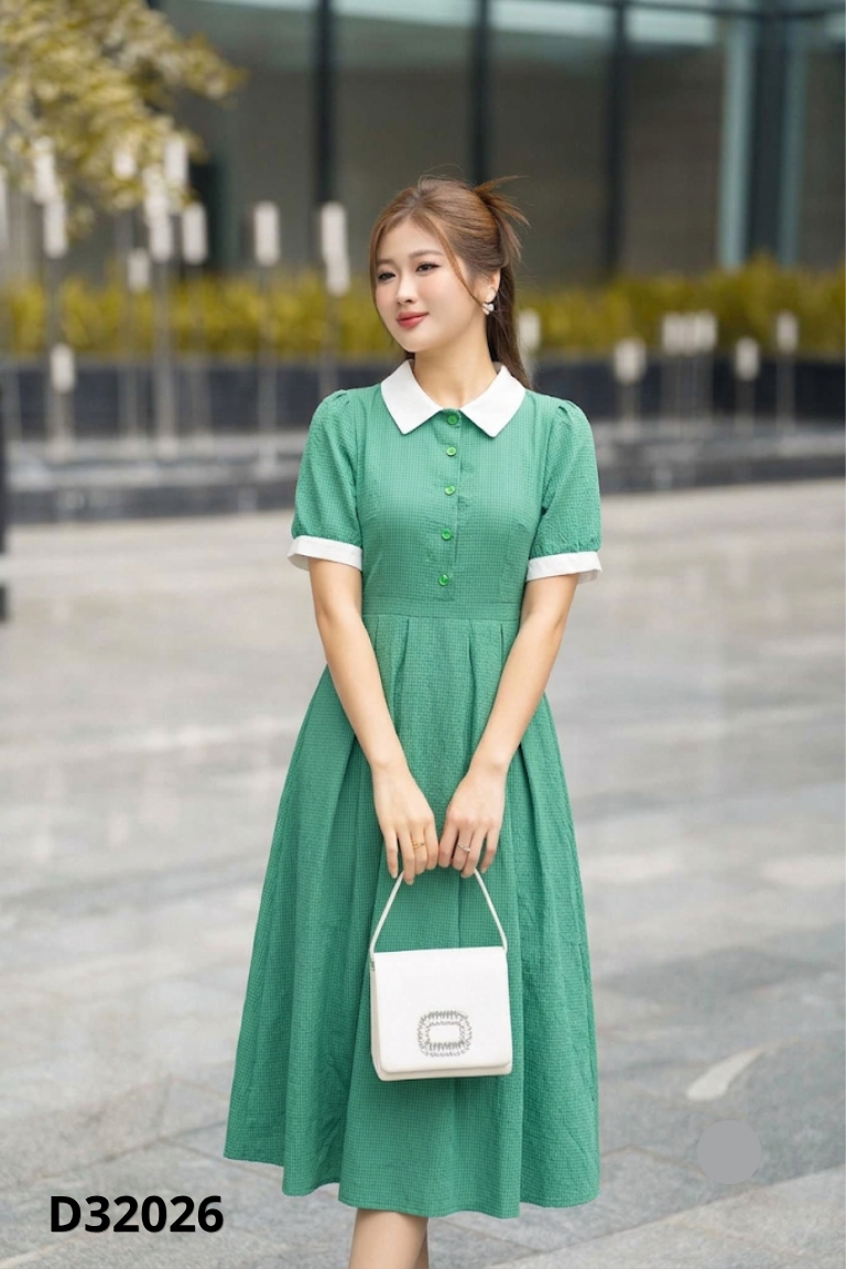 Váy xanh kẻ caro cổ be