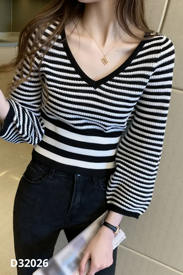 Áo len trắng kẻ đen cổ V