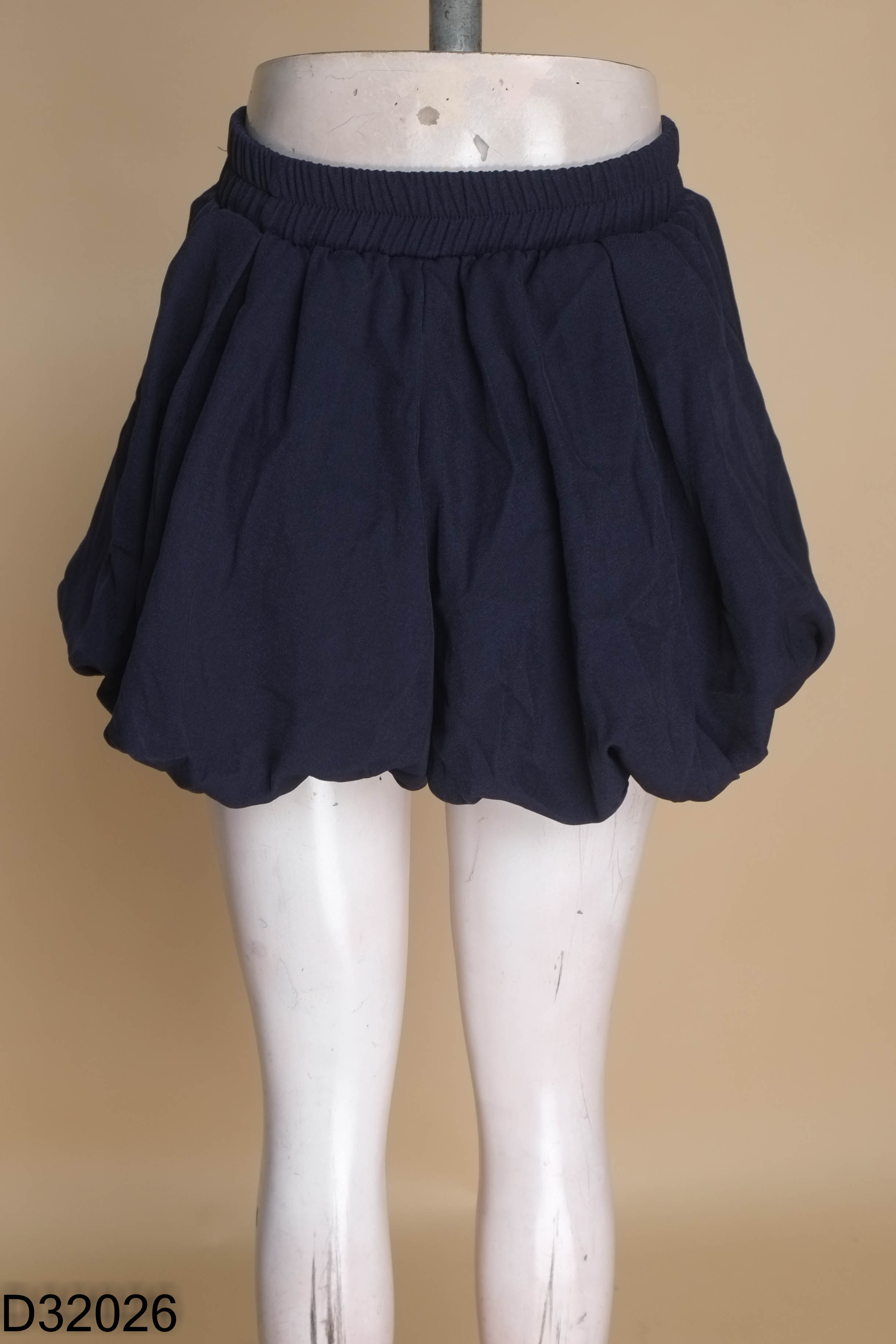 Quần shorts xanh than dáng bí