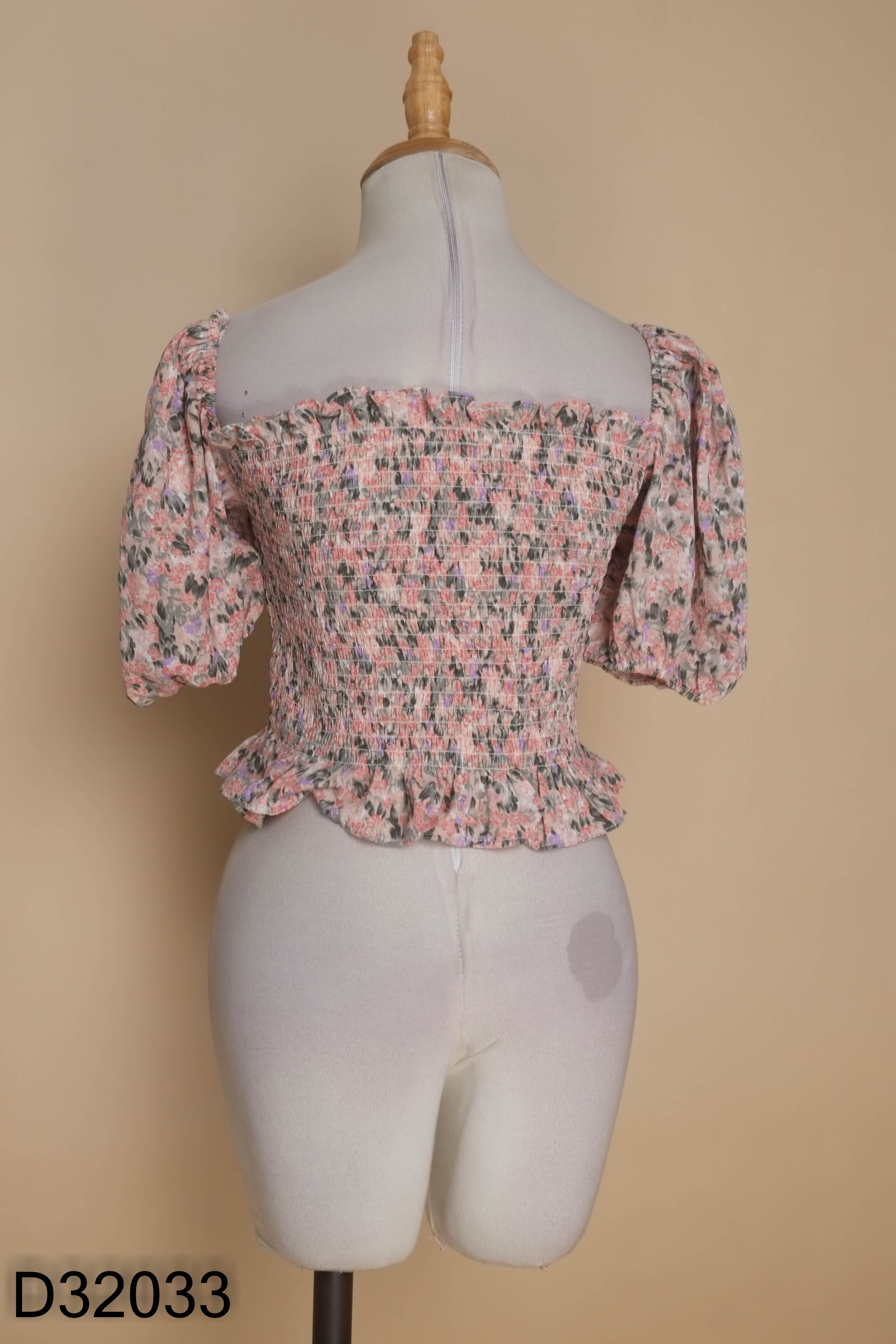 Áo hồng croptop hoa trễ vai