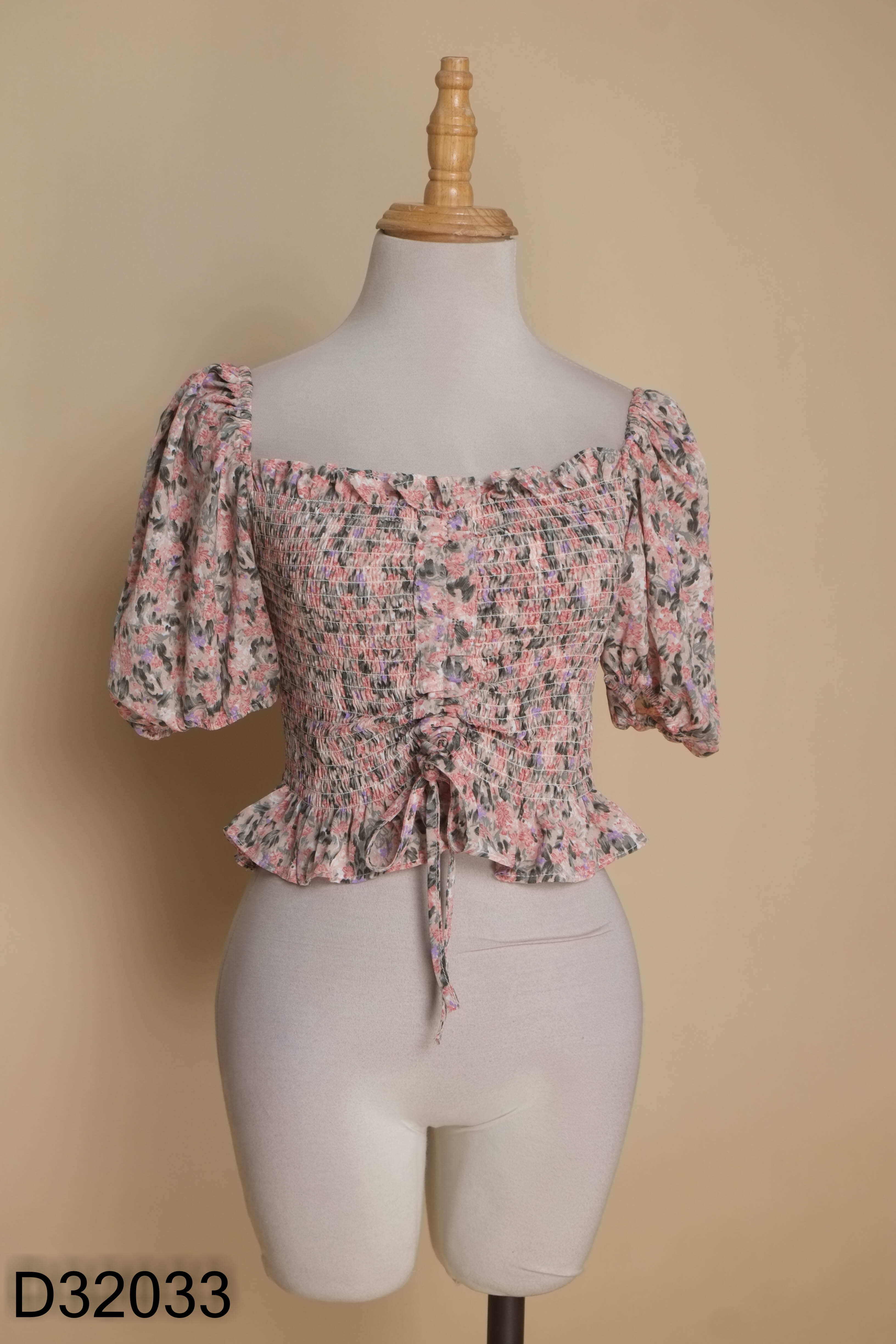 Áo hồng croptop hoa trễ vai
