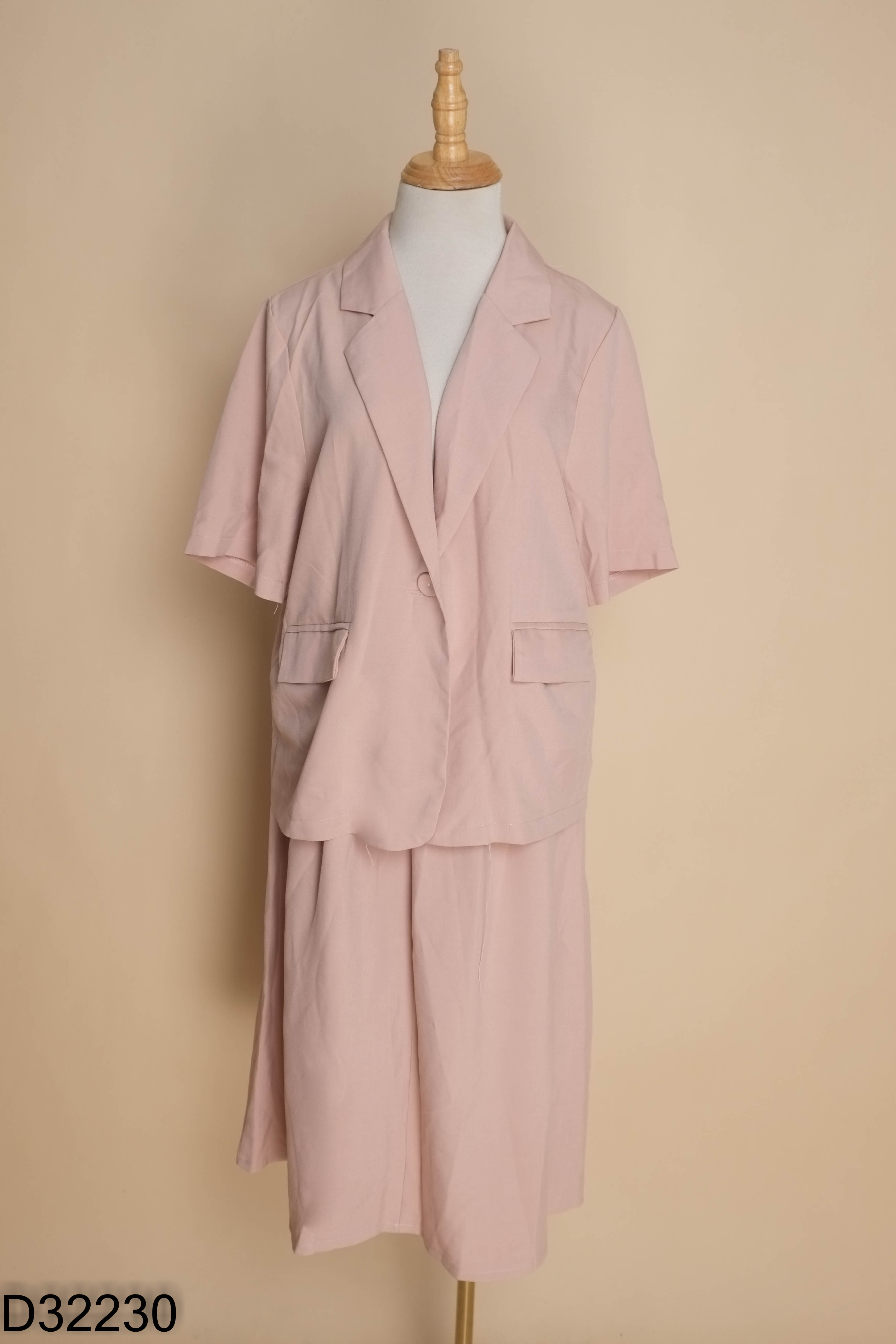 Set áo blazer + chân váy hồng phấn