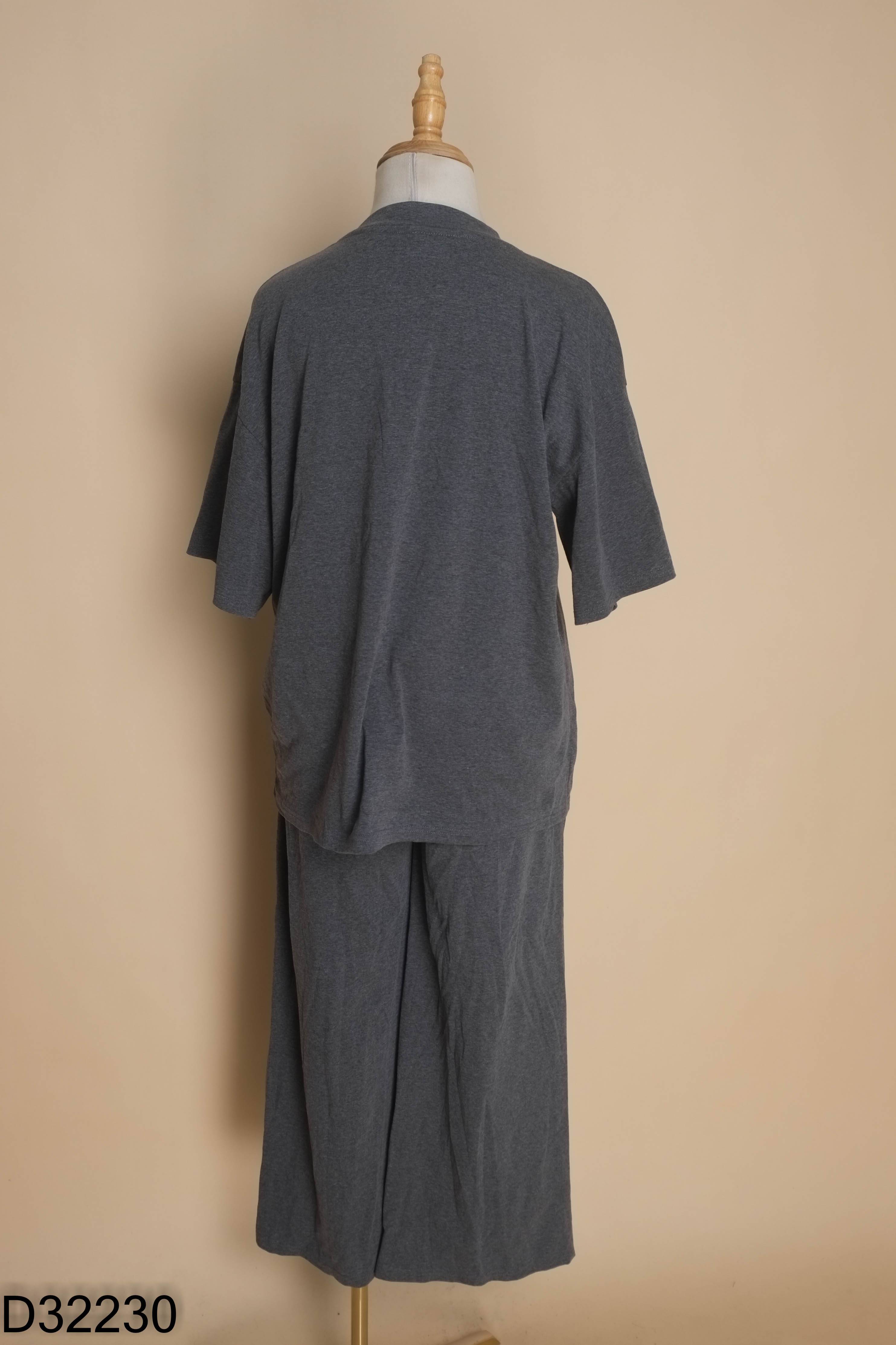 Set áo thun + quần dài xám in chữ