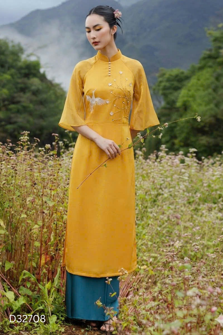 Áo dài vàng đính họa tiết