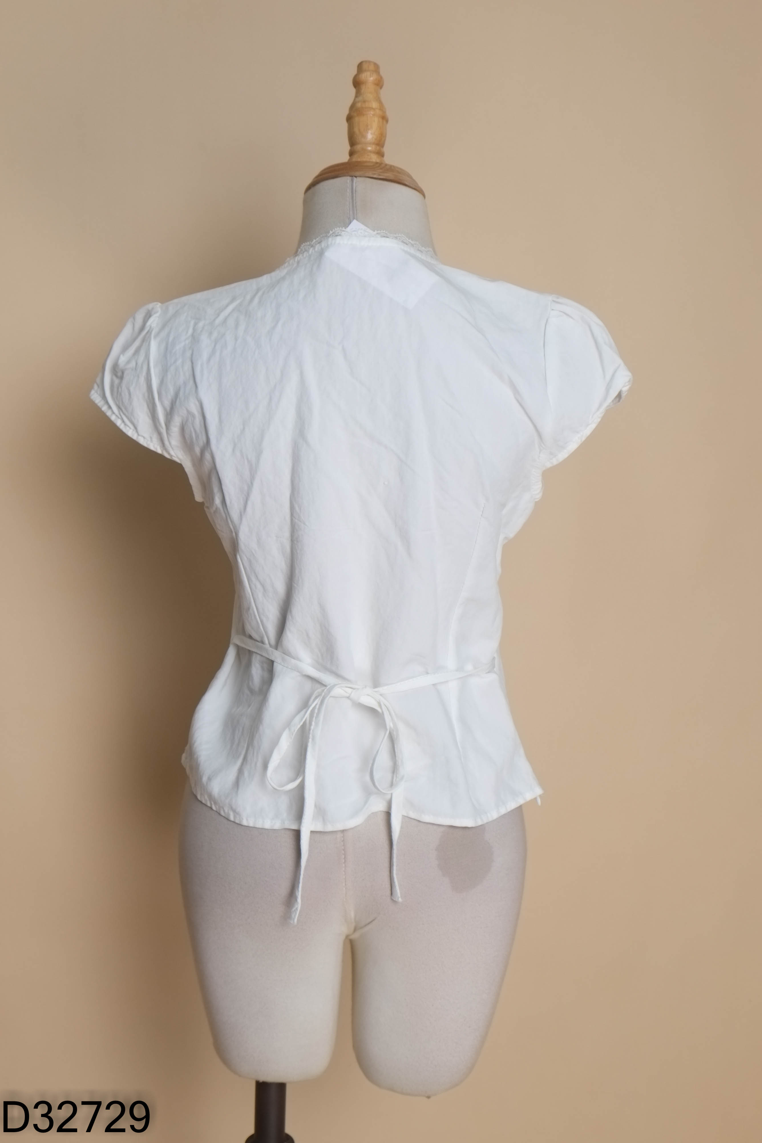 Áo trắng cổ V viền ren