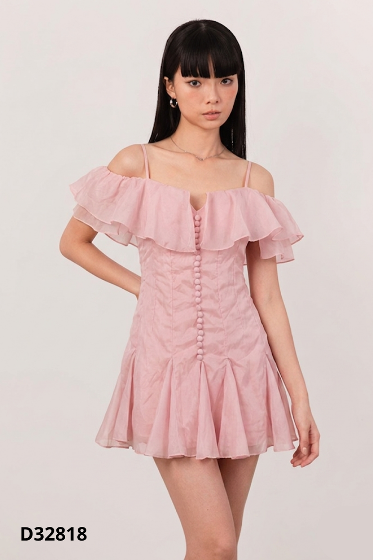 Váy hồng bèo phối cúc