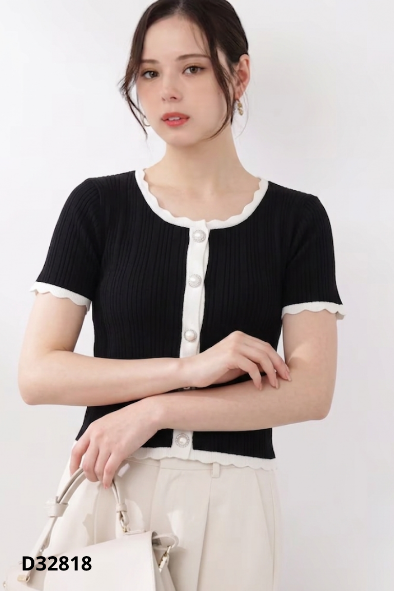 Áo len mongtoghi đen GU viền be cúc ngọc