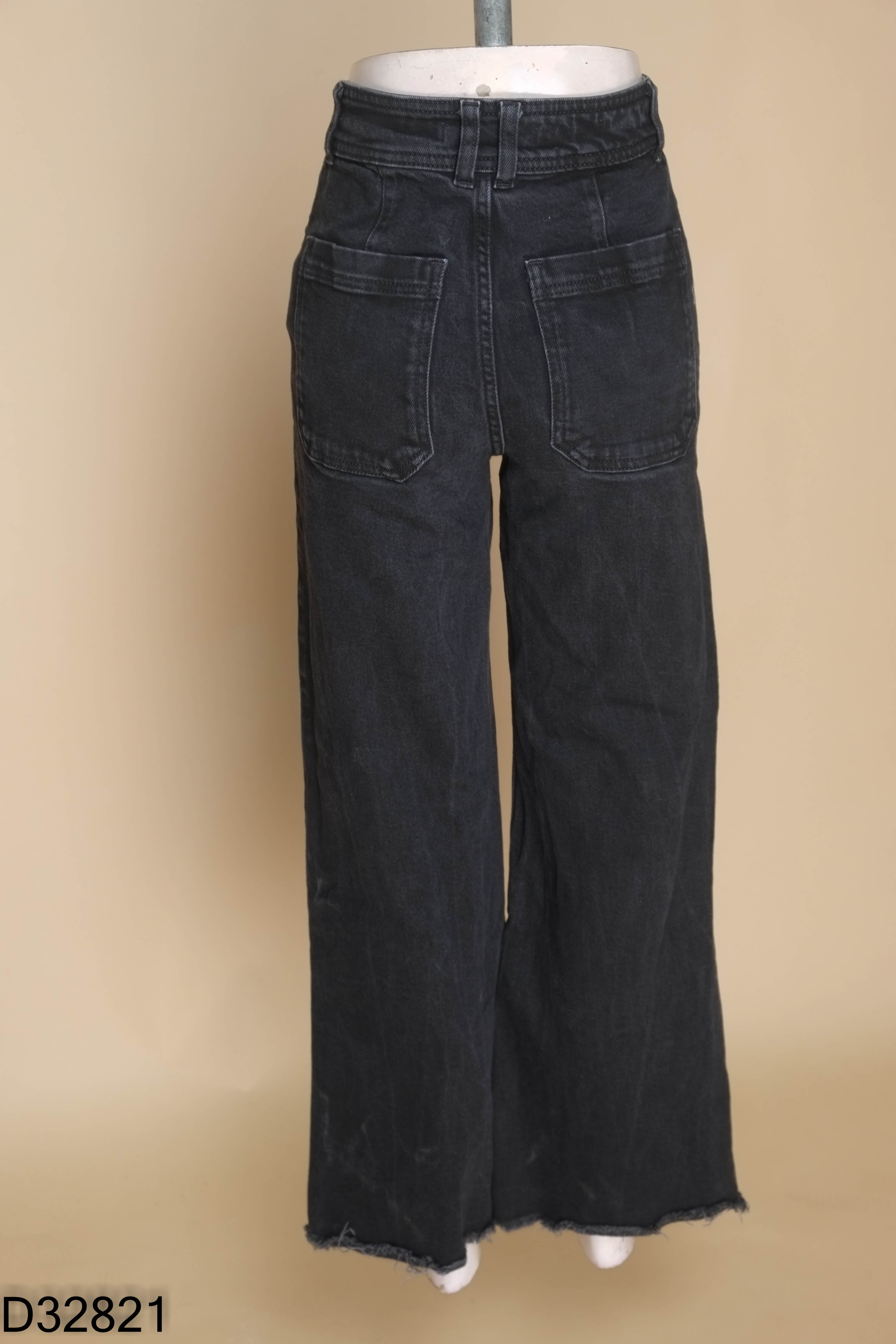 Quần jeans đen suông