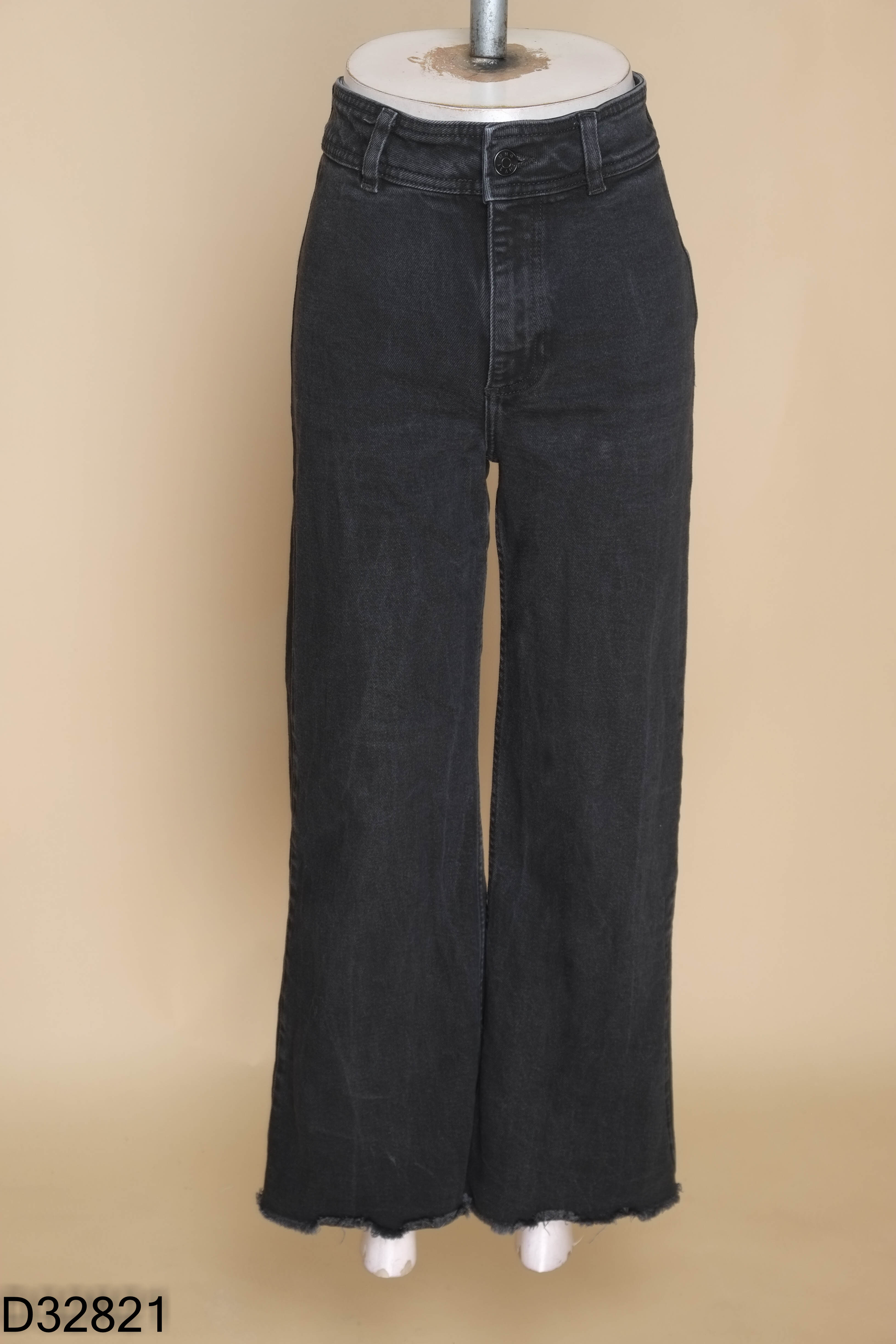 Quần jeans đen suông