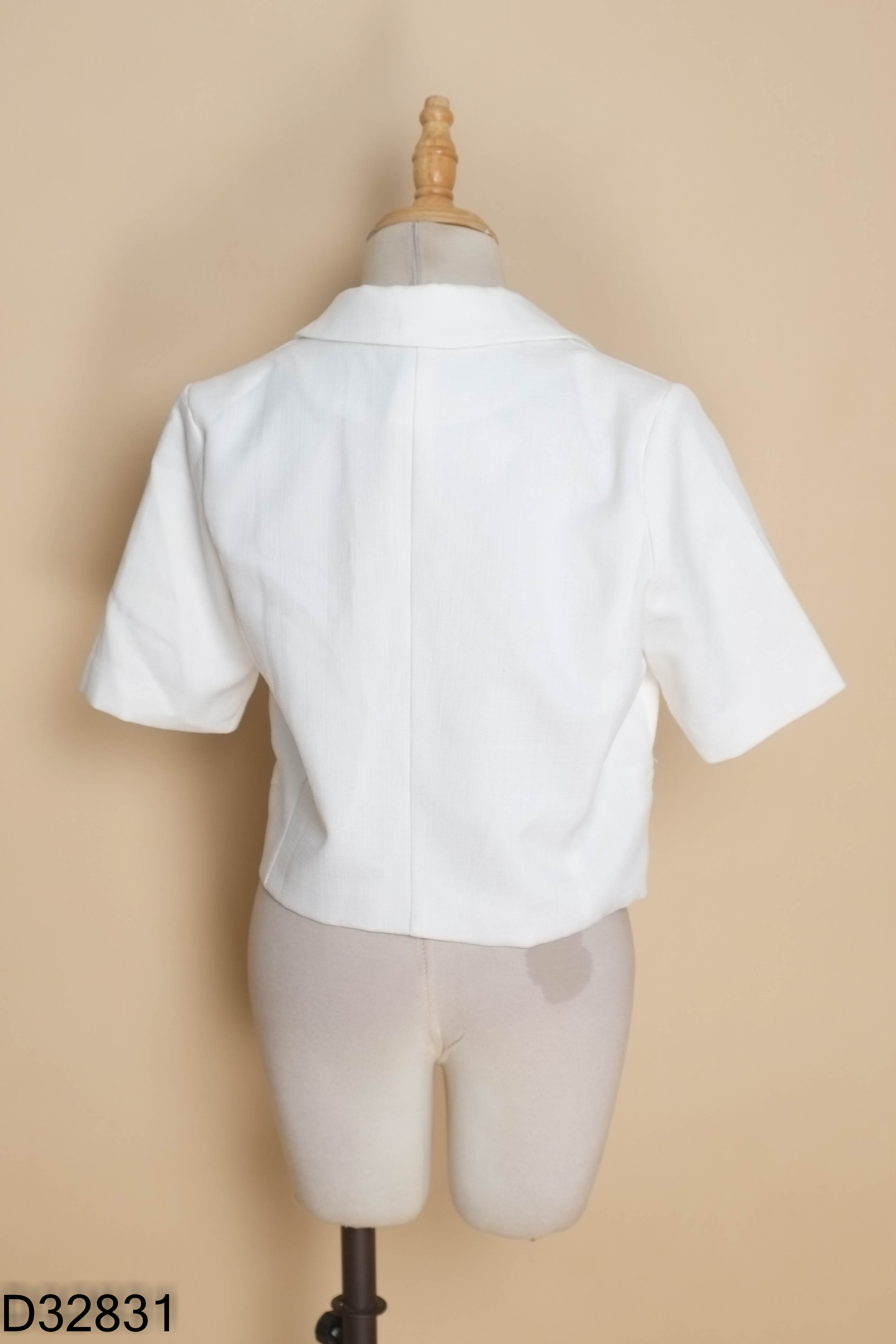 Áo khoác trắng cổ vest