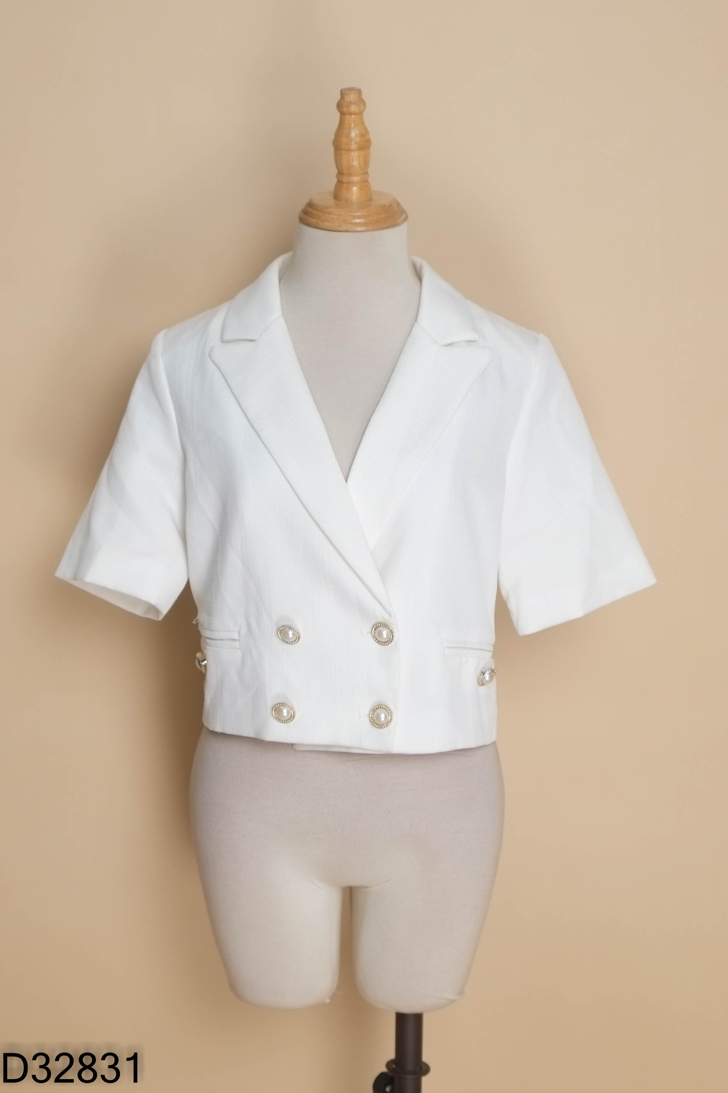 Áo khoác trắng cổ vest