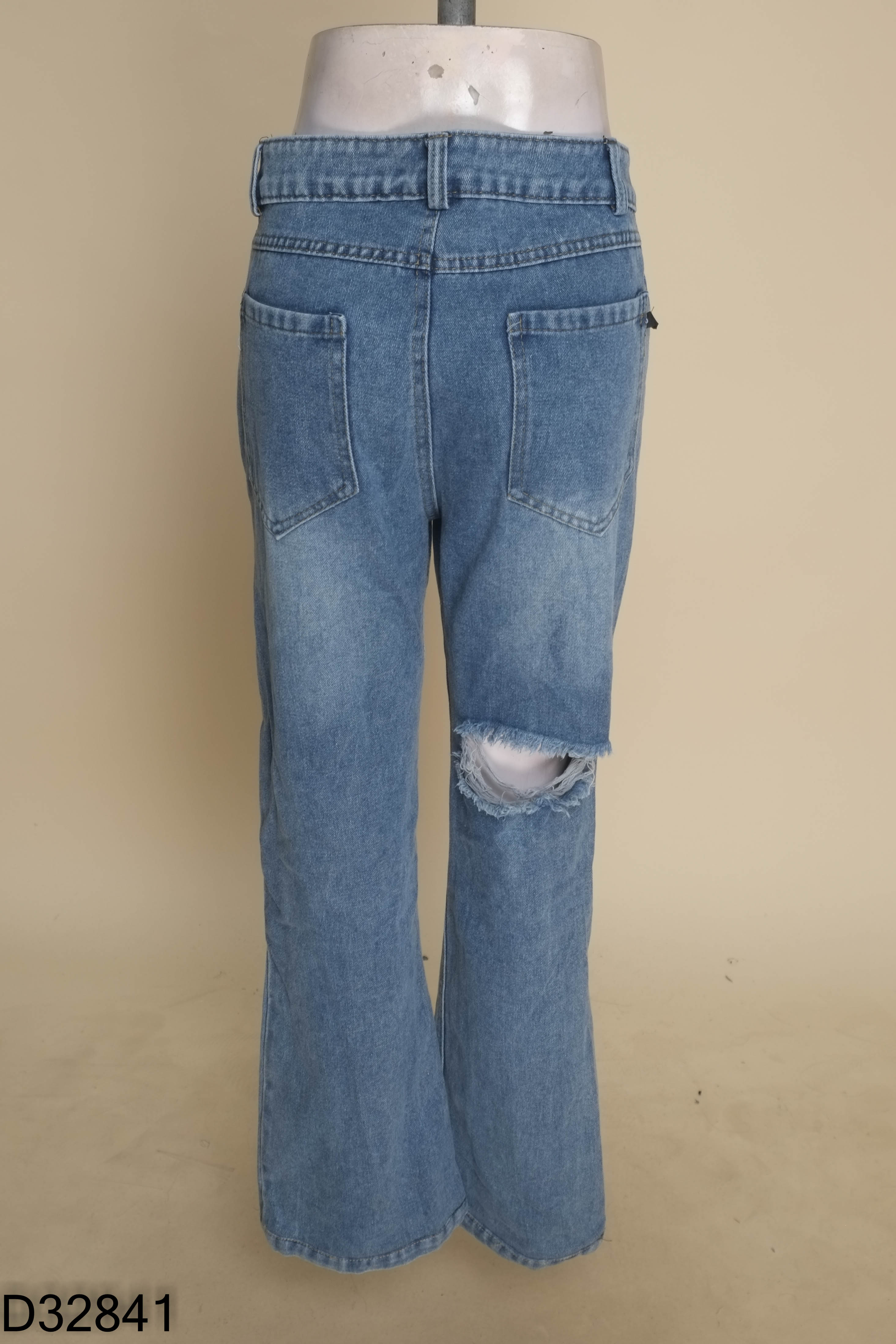 Quần jeans xanh rách gối loe ống