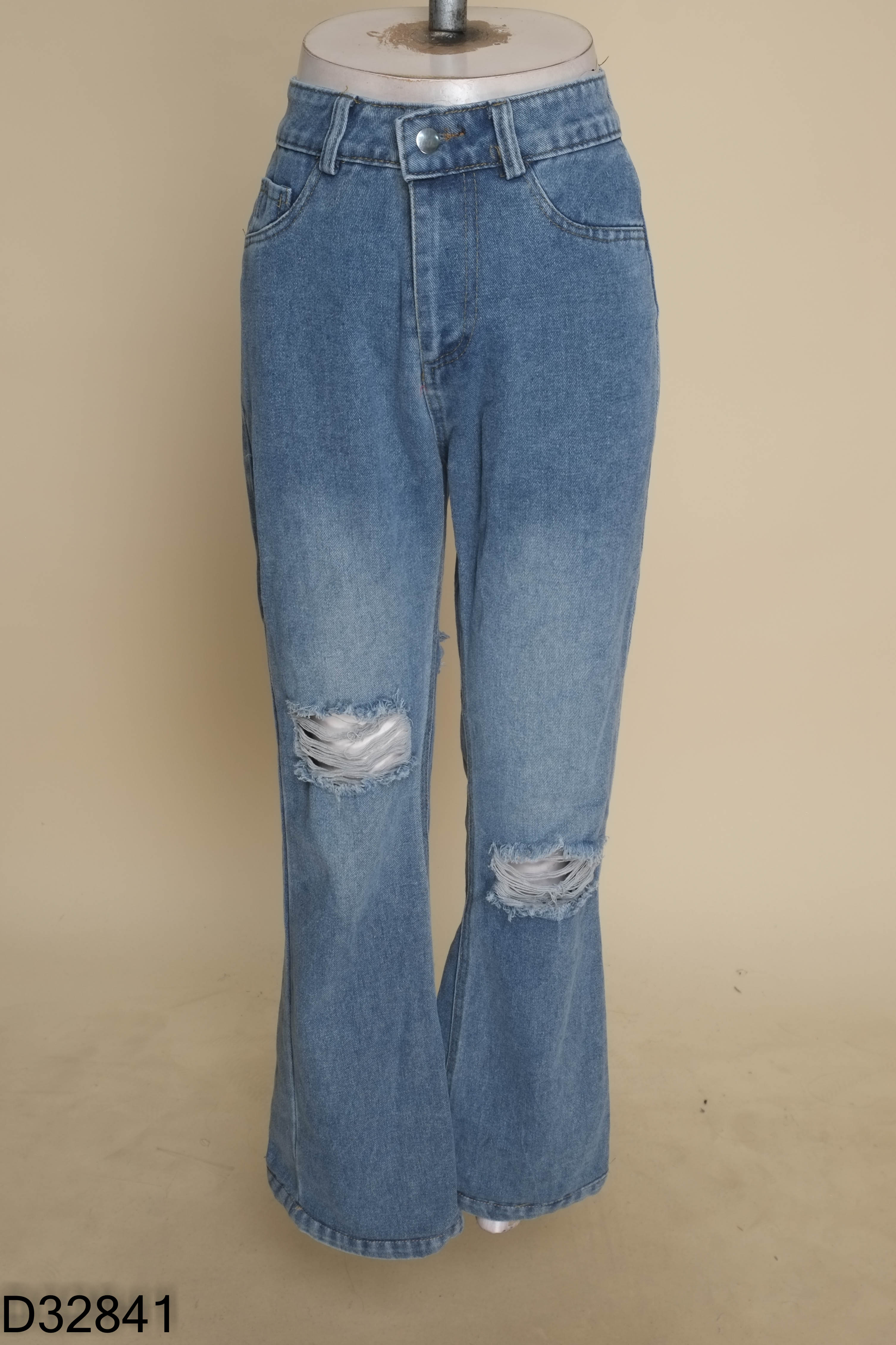 Quần jeans xanh rách gối loe ống