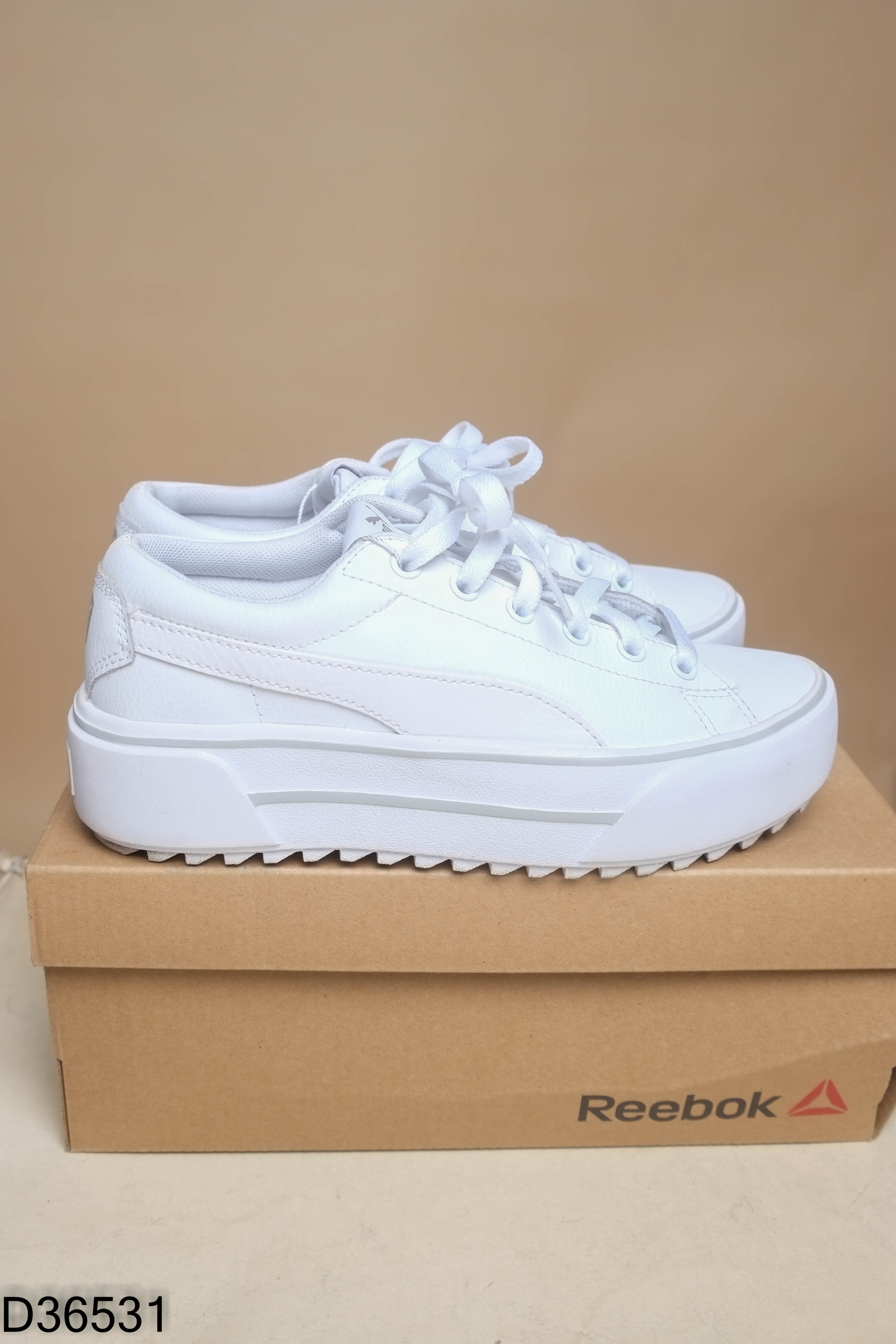 Giày sneaker trắng