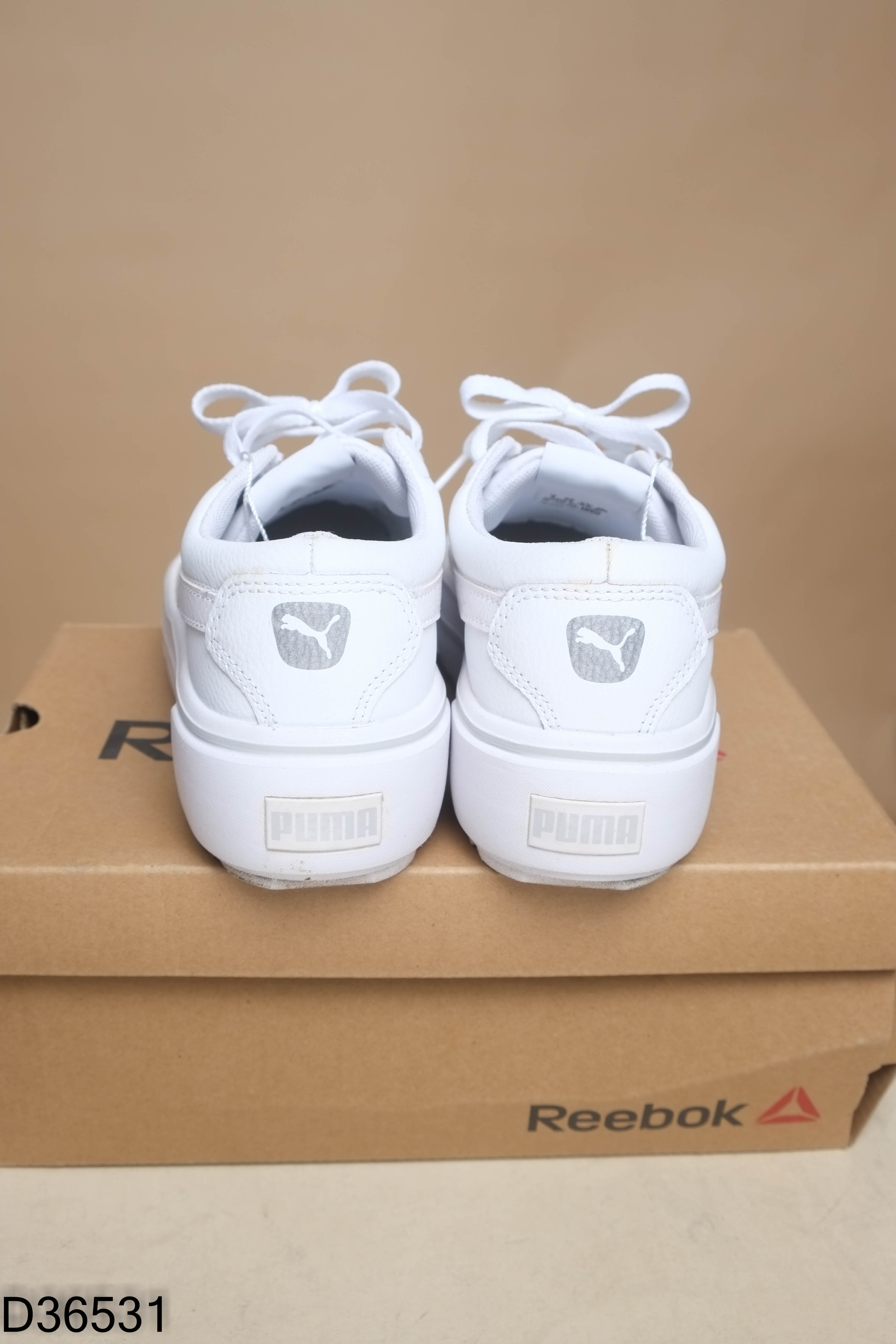 Giày sneaker trắng