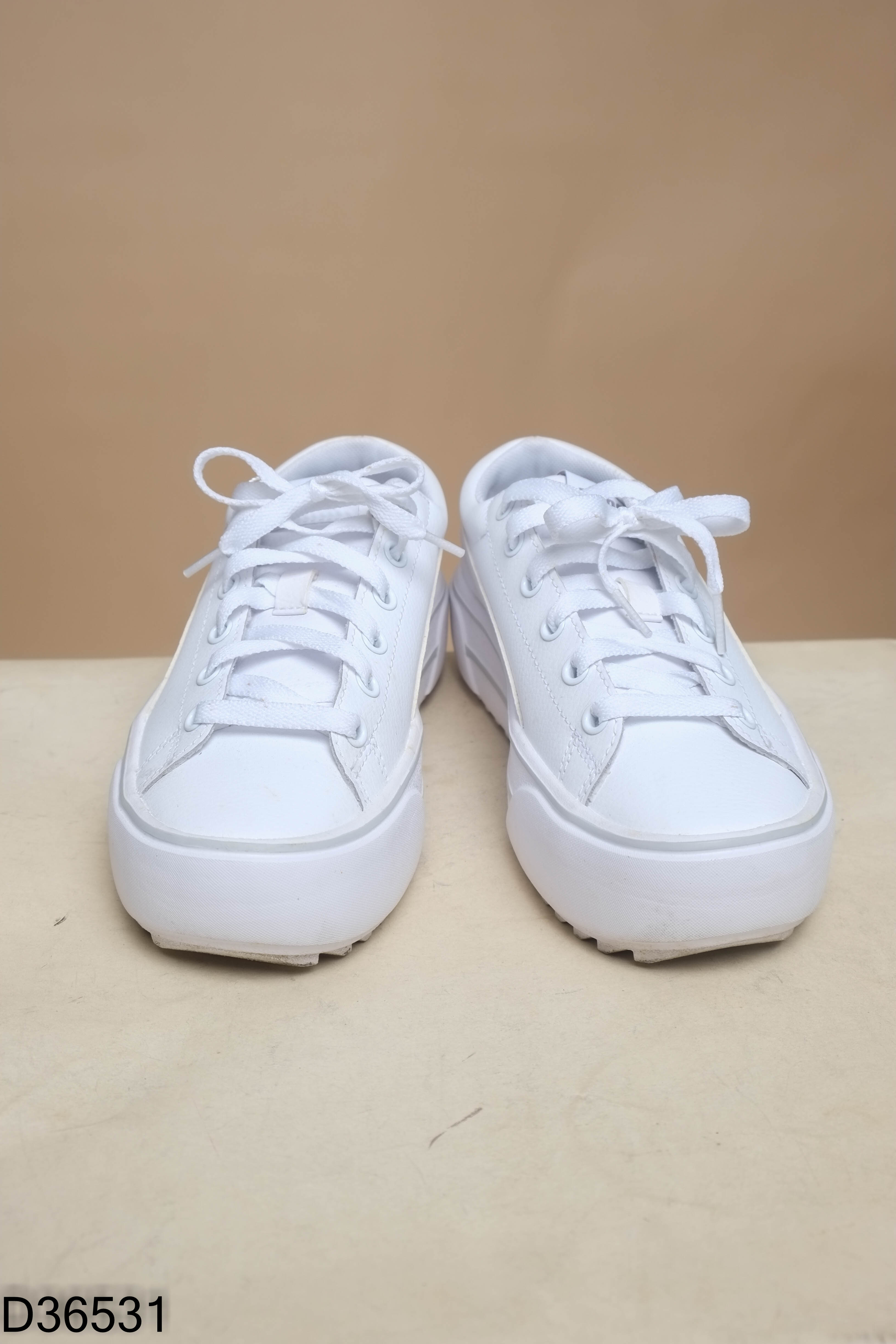 Giày sneaker trắng