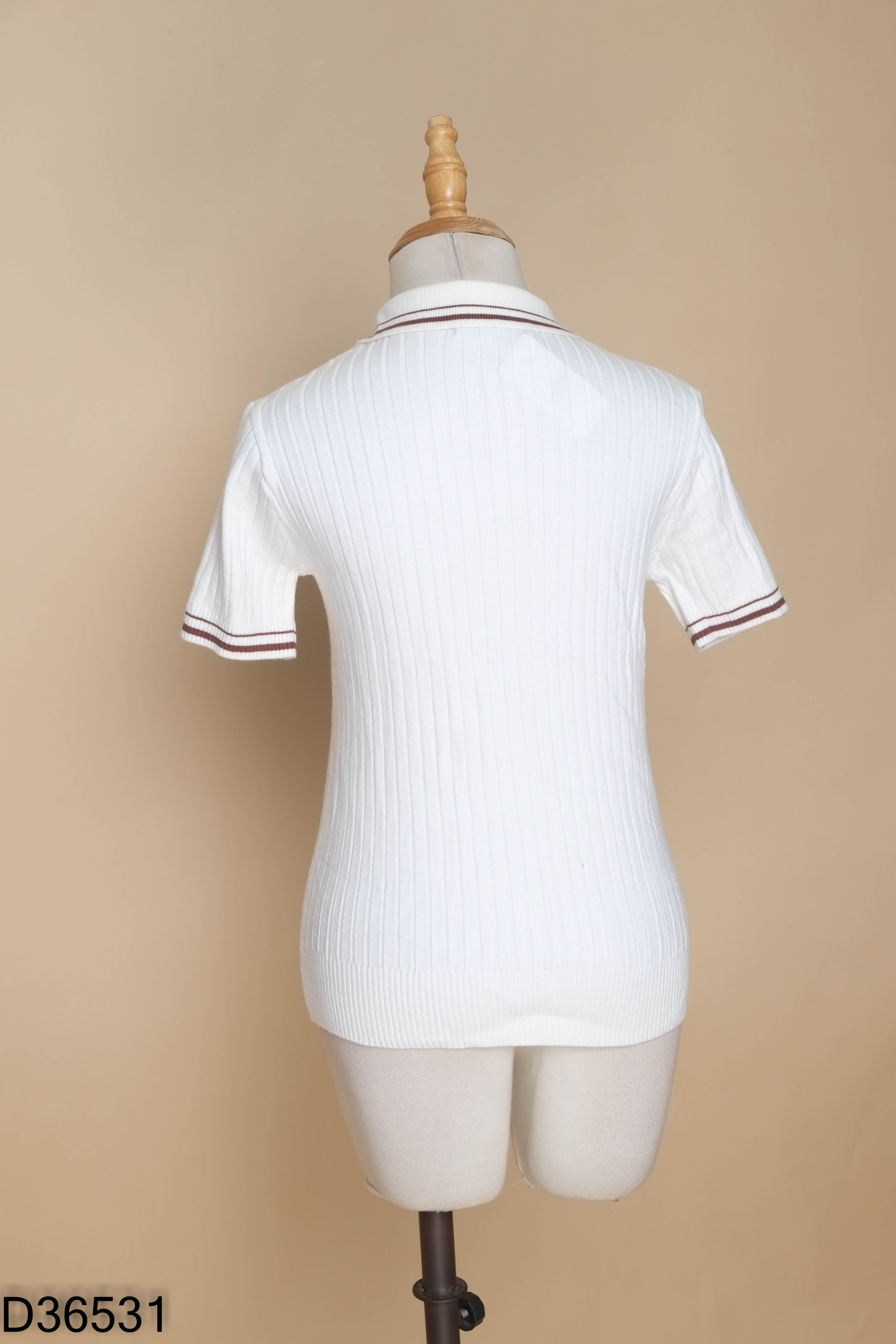 Áo trắng cổ bẻ viền nâu