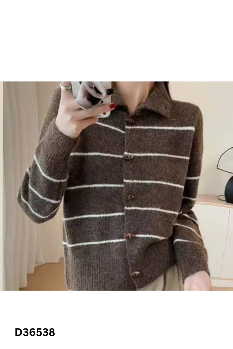 Áo len nâu kẻ ngang có cổ
