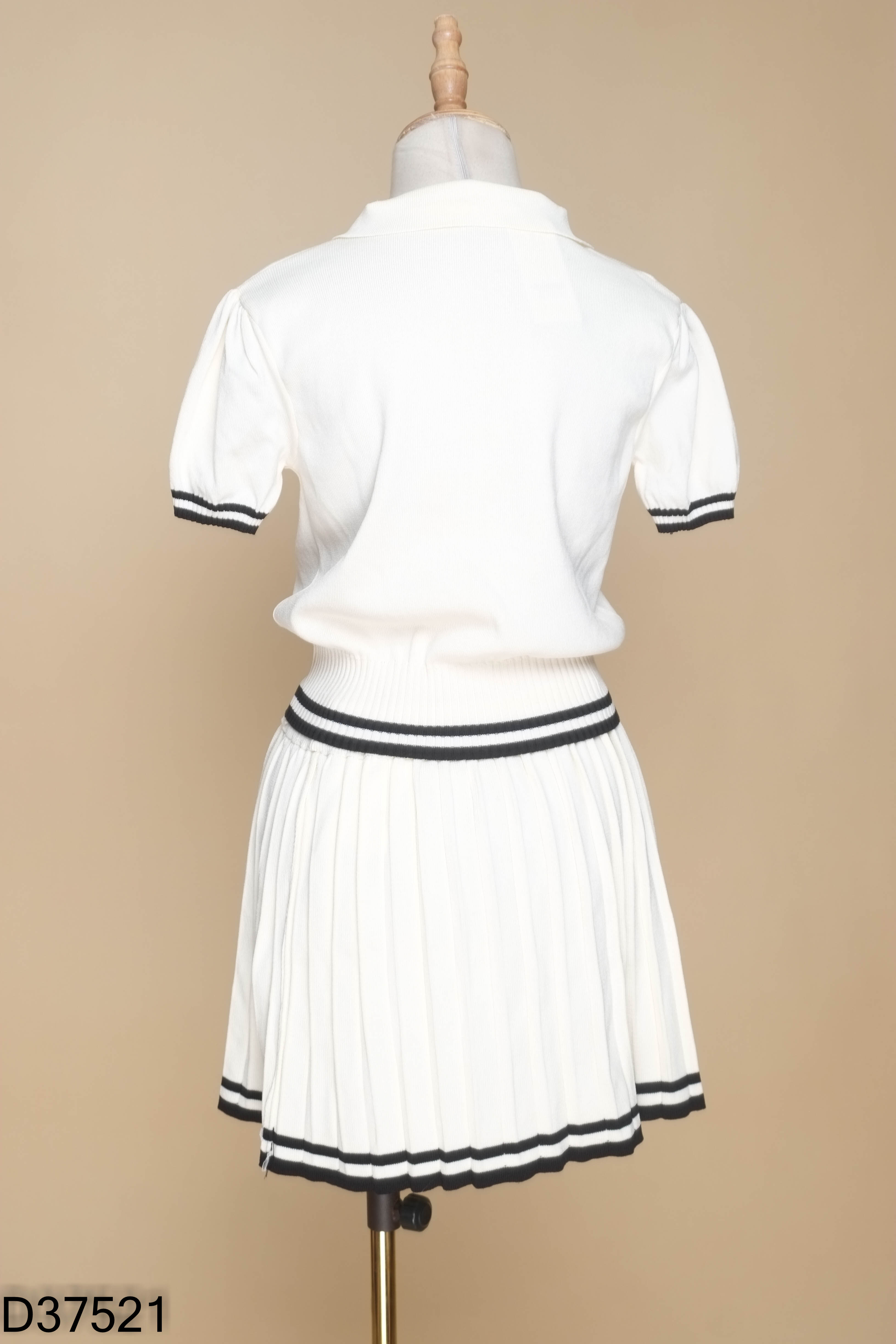 Set Áo cardigan be tay ngắn + Chân váy