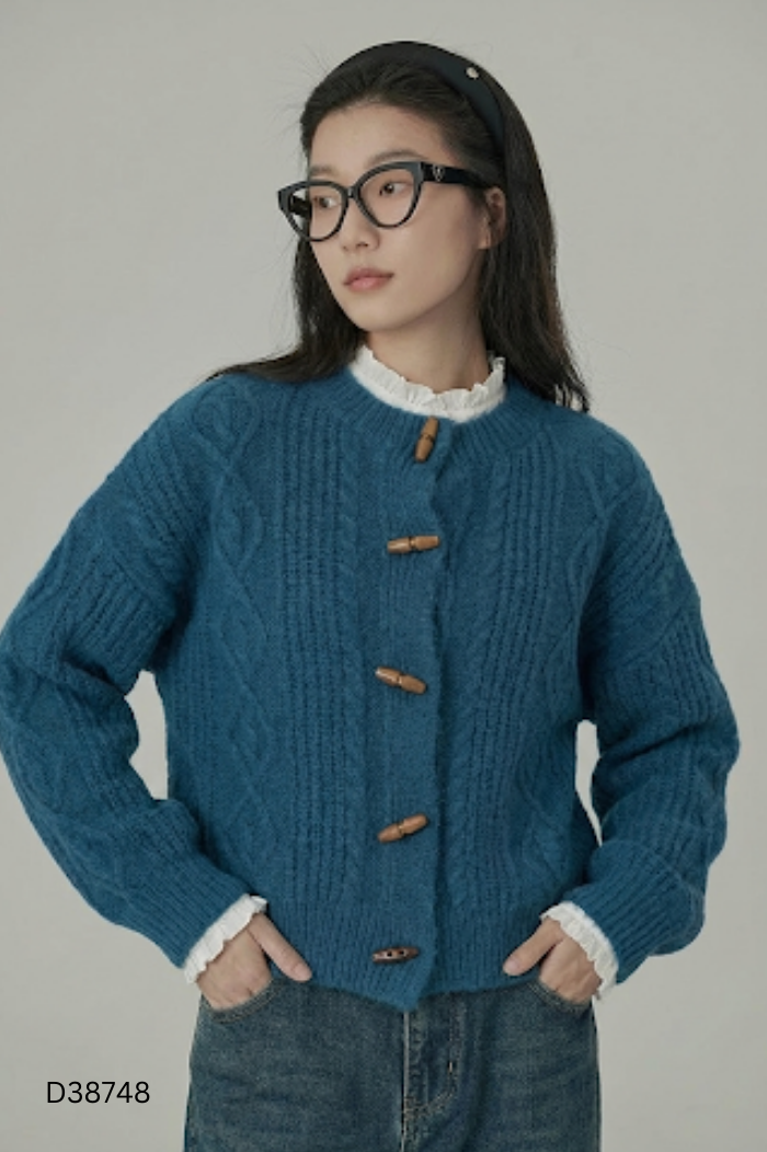 Áo len cardigan xanh cúc gỗ