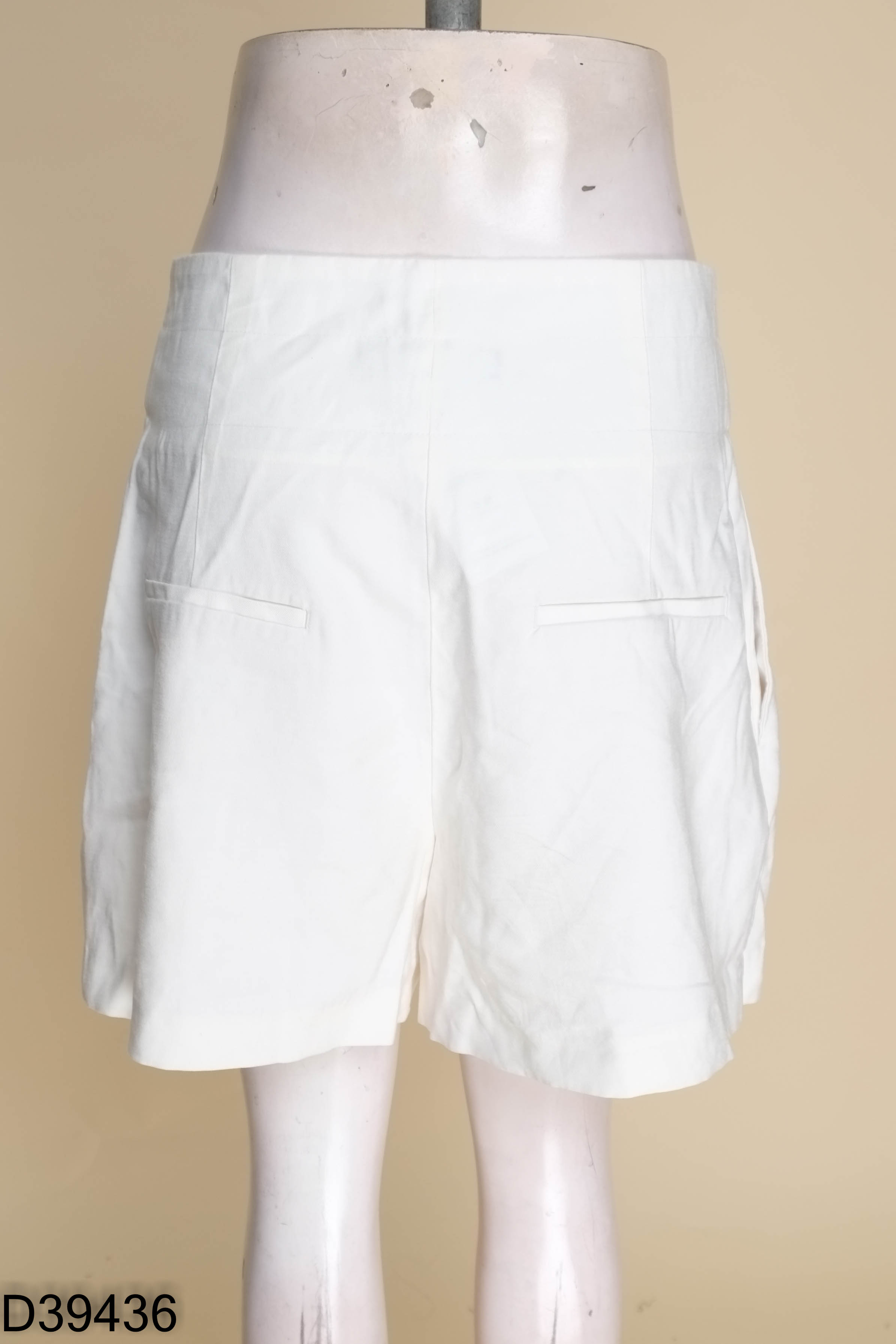 Quần shorts ZARA trắng cúc vàng