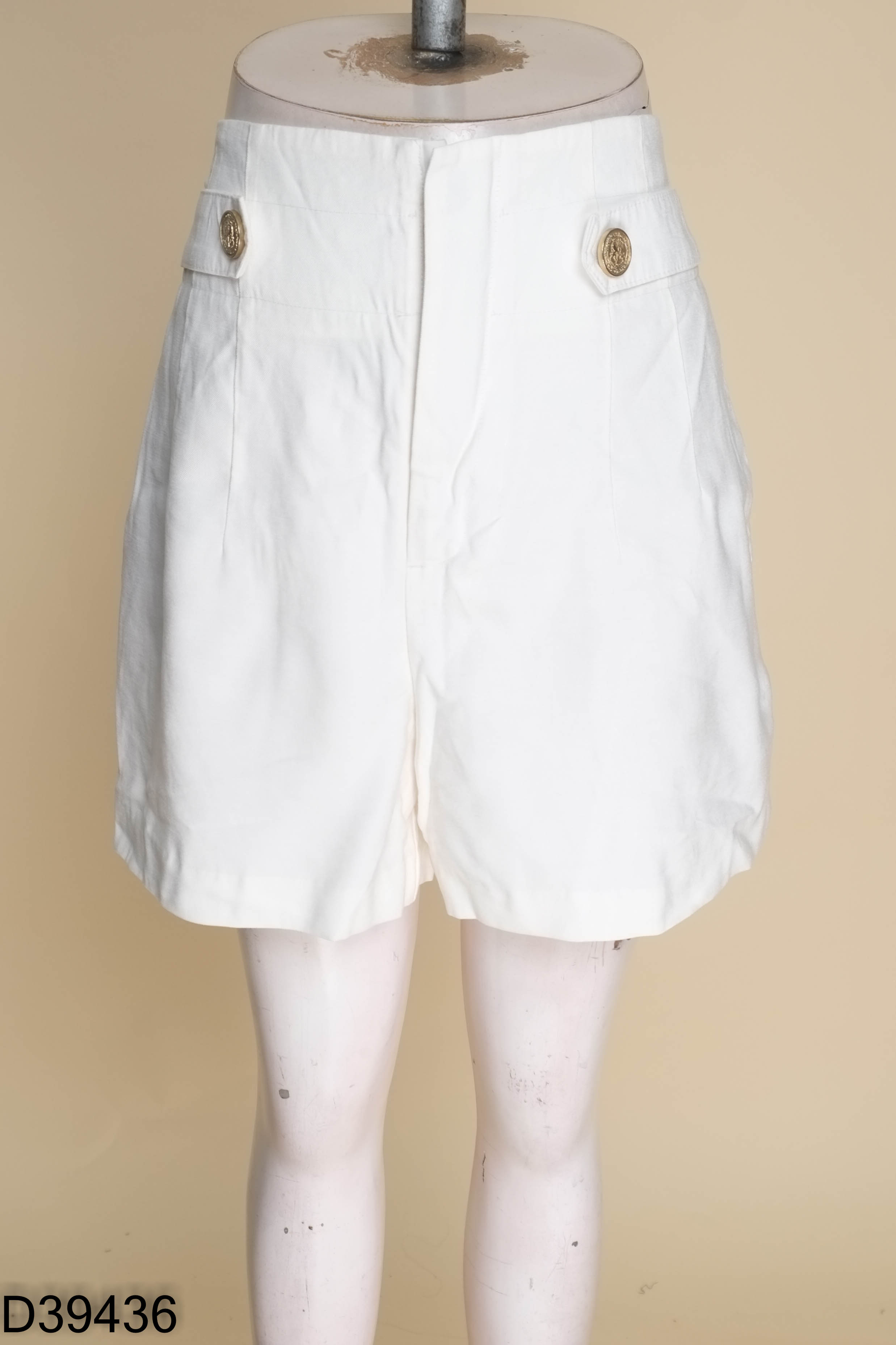 Quần shorts ZARA trắng cúc vàng